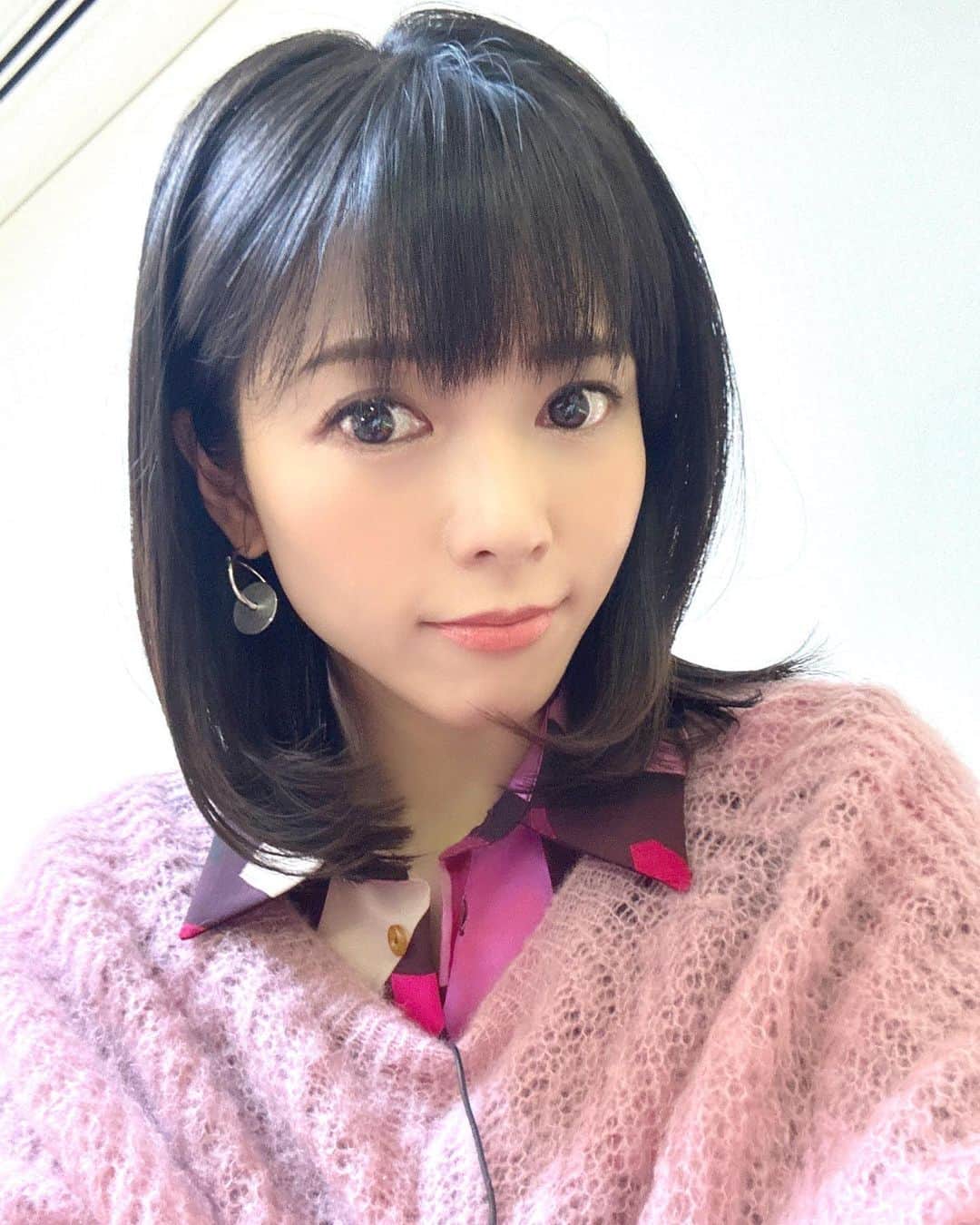 釈由美子のインスタグラム：「明日オンエアなのでお知らせします🙋‍♀️📺  10月11日(水)放送 21:00〜21:54  「上田と女が吠える夜」芸能界屈指！ダマされやすい女と疑り深い女が大集合  私はダマされやすい女チームで出演しています🫨  ぜひご覧ください❣️  #上田と女が吠える夜  #ダマされやすい女」