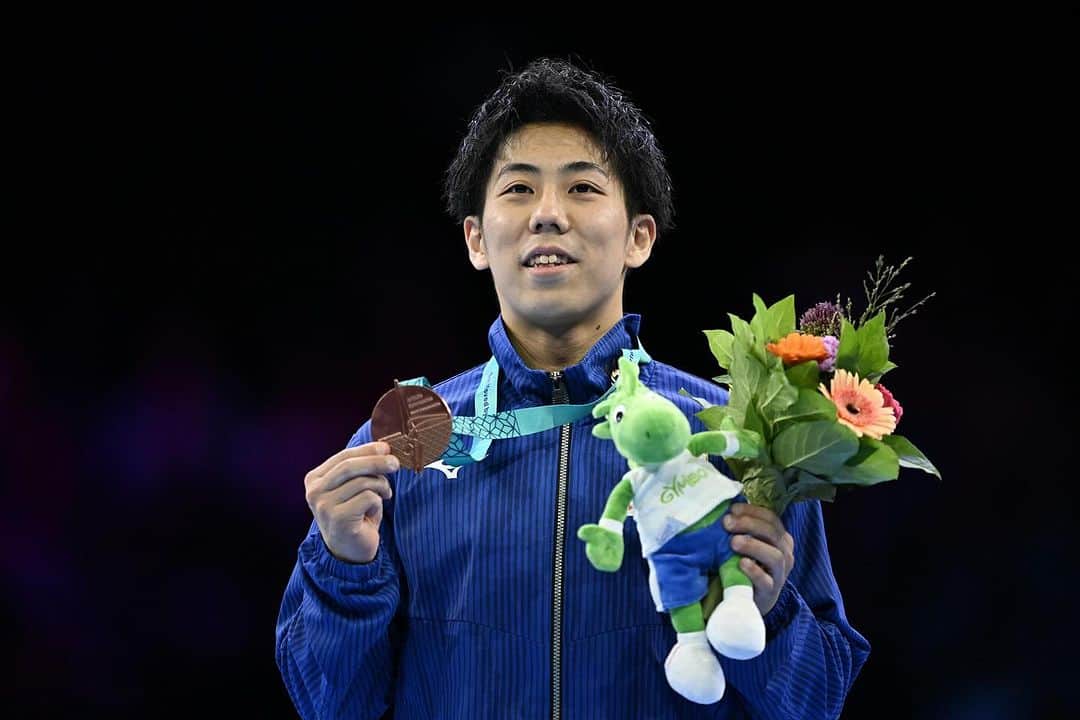 日本体操協会さんのインスタグラム写真 - (日本体操協会Instagram)「#世界体操2023 【種目別決勝を終えて】  ✨橋本大輝🥇🥇🥇✨ 世界選手権での種目別の金メダルは初めてなのでうれしいです。 攻めの演技構成で最終日にいい演技で締めくくることができてうれしかった。 （世界王者としてパリを迎えることになるが）プライドと誇りをしっかり持って臨みたいが、残り1年もないので、自分が納得する演技ができるようにしっかり練習から突き詰めていきたい。  ✨杉本海誉斗🥉✨ 自分の納得いく演技ができたのはよかったが、金メダルを目指していたので、銅で悔しい部分もあります。 それでも大舞台でしっかり自分の演技ができたことは来年につながる経験になりました。 直前で三輪選手と交代することになりましたが、二人で世界体操の舞台に立つ思いで、演技しました。 今後はEスコアを落とさずに、Dスコアを挙げていくこと、他の種目での貢献度も高めていくことで、来年のパリにつなげていきたいと思います。  ✨千葉健太✨ 予選は3位(鉄棒)で通過しましたが、団体の決勝も含め、大舞台で力を出し切るむずかしさを感じました。 鉄棒はDスコアが高くないので、美しい体操でEスコアを残すことを心掛けましたが、悔しいです。 大舞台でもしっかり決めてくる大輝（橋本選手）は率直にすごいと思いました。 来年の選考会ではしっかり自分の演技をして、代表に帰ってきたいと思います。  ✨萱和磨🔥✨ 今大会通じてすべての演技で14点台を一度も落とすことなく終えられたのは、非常に良かった。 着地を含めた美しさと失敗をしないこと。 ミスをしても最小限にとどめていくこと。 団体でも個人としてもパリに向けて収穫の多い世界選手権だった。  ✨芦川うらら✨ 最初のあがりからジャンプが繋げられず、悔しい。 緊張して自分の演技ができないことのないよう、決勝の舞台に立てる幸せを感じながら演技することを意識して臨みました。 メダルを逃してしまったことも悔しいので、他の種目も強化して、来年のパリでは団体での貢献と平均台のメダルを目指していきたい。  #体操ニッポン  @aflosport / JGA 　 写真：アフロスポーツ/JGA」10月10日 12時43分 - gymnasticsjapan