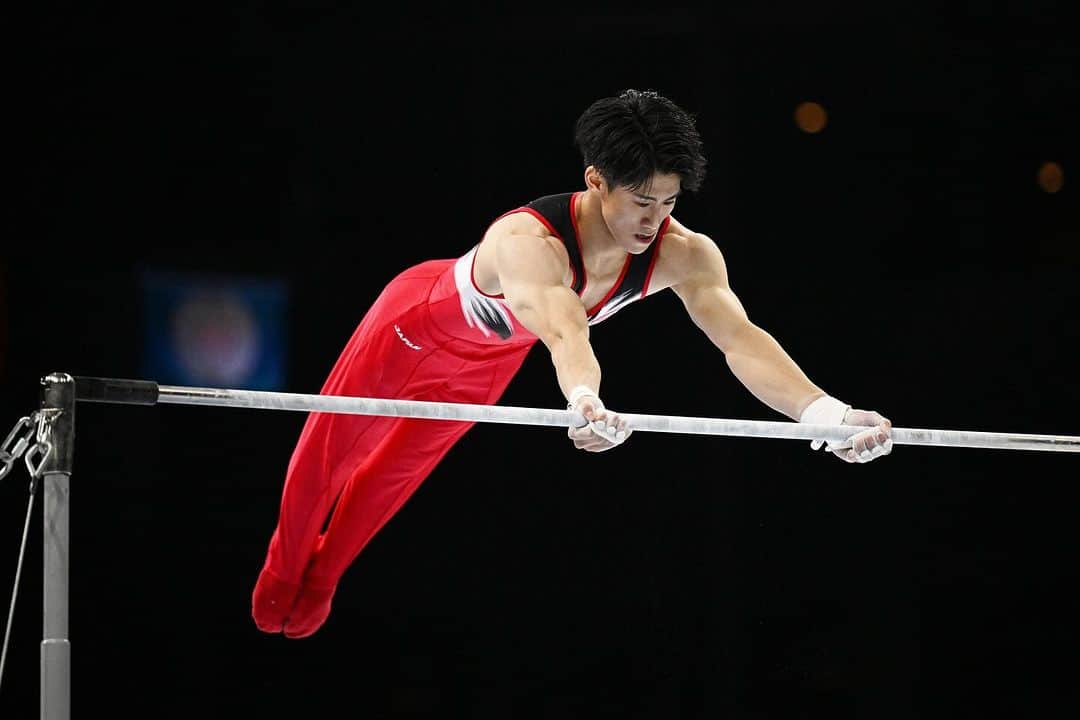 日本体操協会さんのインスタグラム写真 - (日本体操協会Instagram)「#世界体操2023 【種目別決勝を終えて】  ✨橋本大輝🥇🥇🥇✨ 世界選手権での種目別の金メダルは初めてなのでうれしいです。 攻めの演技構成で最終日にいい演技で締めくくることができてうれしかった。 （世界王者としてパリを迎えることになるが）プライドと誇りをしっかり持って臨みたいが、残り1年もないので、自分が納得する演技ができるようにしっかり練習から突き詰めていきたい。  ✨杉本海誉斗🥉✨ 自分の納得いく演技ができたのはよかったが、金メダルを目指していたので、銅で悔しい部分もあります。 それでも大舞台でしっかり自分の演技ができたことは来年につながる経験になりました。 直前で三輪選手と交代することになりましたが、二人で世界体操の舞台に立つ思いで、演技しました。 今後はEスコアを落とさずに、Dスコアを挙げていくこと、他の種目での貢献度も高めていくことで、来年のパリにつなげていきたいと思います。  ✨千葉健太✨ 予選は3位(鉄棒)で通過しましたが、団体の決勝も含め、大舞台で力を出し切るむずかしさを感じました。 鉄棒はDスコアが高くないので、美しい体操でEスコアを残すことを心掛けましたが、悔しいです。 大舞台でもしっかり決めてくる大輝（橋本選手）は率直にすごいと思いました。 来年の選考会ではしっかり自分の演技をして、代表に帰ってきたいと思います。  ✨萱和磨🔥✨ 今大会通じてすべての演技で14点台を一度も落とすことなく終えられたのは、非常に良かった。 着地を含めた美しさと失敗をしないこと。 ミスをしても最小限にとどめていくこと。 団体でも個人としてもパリに向けて収穫の多い世界選手権だった。  ✨芦川うらら✨ 最初のあがりからジャンプが繋げられず、悔しい。 緊張して自分の演技ができないことのないよう、決勝の舞台に立てる幸せを感じながら演技することを意識して臨みました。 メダルを逃してしまったことも悔しいので、他の種目も強化して、来年のパリでは団体での貢献と平均台のメダルを目指していきたい。  #体操ニッポン  @aflosport / JGA 　 写真：アフロスポーツ/JGA」10月10日 12時43分 - gymnasticsjapan