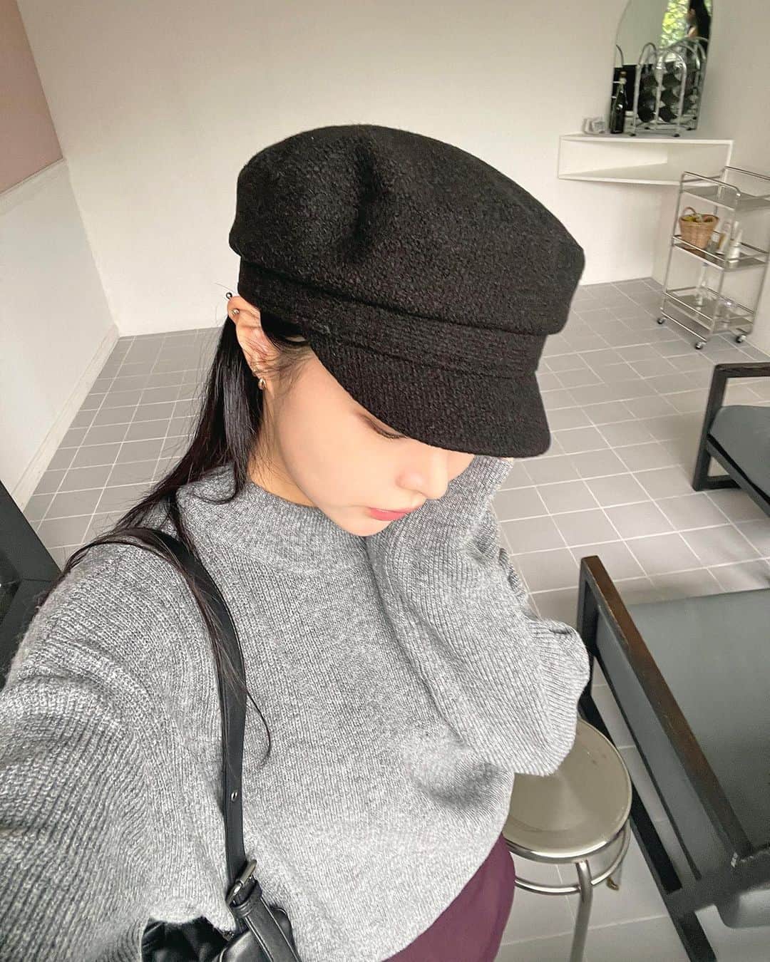 MeJiwooのインスタグラム：「인기 많은 숄더컷 니트와 스커트 쇼츠의 조합. 롱부츠는 나이브 롱 슬림부츠를 추천합니다🖤🖤🖤」