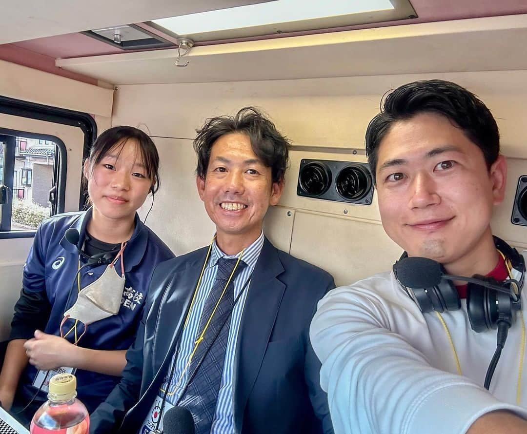 酒主義久のインスタグラム：「昨日の出雲駅伝🎽 第1放送車でご一緒させてもらった2人です！  解説の#岩水嘉孝 さん 1kmごとのラップを図ってくれた平田高校の門脇葵さん  大変お世話になりました！！！  岩水さんは順天堂大時代に走る姿をめっちゃ観てました！  門脇さんは３年間で都大路走れますように！ また来年もご一緒できたら嬉しいです☺️ありがとうございました！  #フジテレビ #スポーツ #陸上 #駅伝 #出雲駅伝 #ありがとうございました」