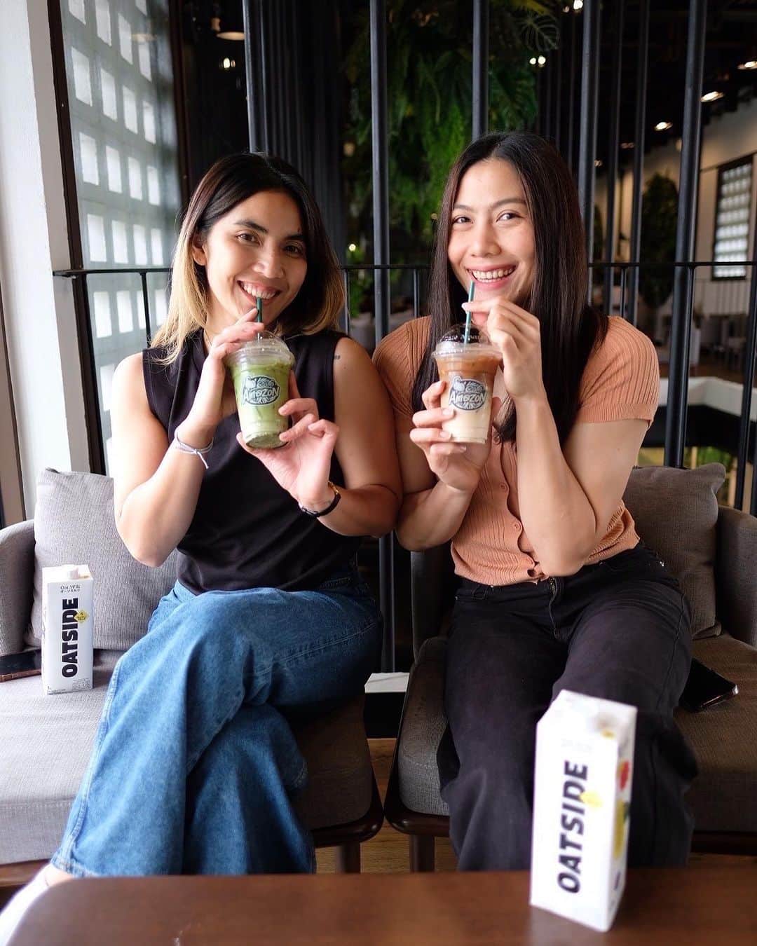 ピヤヌット・パンノイさんのインスタグラム写真 - (ピヤヌット・パンノイInstagram)「OATSIDE x Cafe Amazon 💚 เพราะคิดถึงความนัวของ OATSIDE แข่งเสร็จก็ต้องรีบชวนทัดดาวมากินชาเขียวสุดโปรดซะหน่อย บอกเลยว่าสูตรนี้อร่อยแบบ OMG! (Oat - Milk - Granola) อร่อย นัว สุขภาพดี ที่สำคัญ แก้วนี้ฟรี!! เพราะทัดเลี้ยงแหละ😜  ไปลองกันได้เลยที่ Cafe Amazon ทุกสาขา วันนี้ - 31 ตุลาคมนี้เท่านั้นนะคะ คนที่จะกินเจในเดือนนี้ก็กินได้นะ มาลองๆ🫶🏻  #oatsidexamazon #oatside #oatsideth #นมโอ๊ตต้องโอ๊ตไซด์ #เมนูใหม่อเมซอน」10月10日 13時00分 - plawann2