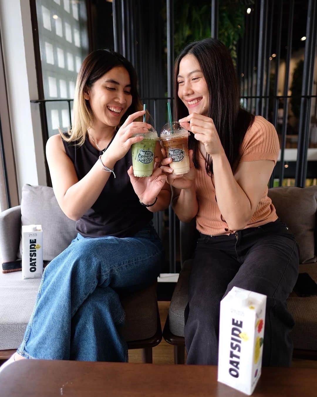 ピヤヌット・パンノイさんのインスタグラム写真 - (ピヤヌット・パンノイInstagram)「OATSIDE x Cafe Amazon 💚 เพราะคิดถึงความนัวของ OATSIDE แข่งเสร็จก็ต้องรีบชวนทัดดาวมากินชาเขียวสุดโปรดซะหน่อย บอกเลยว่าสูตรนี้อร่อยแบบ OMG! (Oat - Milk - Granola) อร่อย นัว สุขภาพดี ที่สำคัญ แก้วนี้ฟรี!! เพราะทัดเลี้ยงแหละ😜  ไปลองกันได้เลยที่ Cafe Amazon ทุกสาขา วันนี้ - 31 ตุลาคมนี้เท่านั้นนะคะ คนที่จะกินเจในเดือนนี้ก็กินได้นะ มาลองๆ🫶🏻  #oatsidexamazon #oatside #oatsideth #นมโอ๊ตต้องโอ๊ตไซด์ #เมนูใหม่อเมซอน」10月10日 13時00分 - plawann2