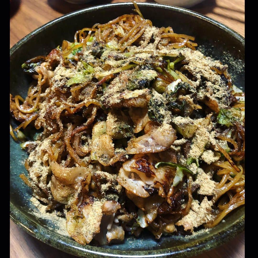MONKYのインスタグラム：「焼きそばが年々好きになるのはどうしてなのか、、  先日は静岡の市川家で作ってもらった、富士宮風焼きそば。 静岡おでんに振りかける、鰹節と青海苔の混ざったマジックパウダーがかかっていて、止まらない美味しさでした。  そんな美味しい思い出を反芻しながら来週のライブの告知です。  20日は阿佐ヶ谷Jazz！  駅前ステージで16:30からイオリくんとDUOってからのー、Misty OparsにてボーカルにEMILANDの衣美ちゃんを迎えて、忌野清志郎さんの曲でJam！ 題して『清志郎Jazz』という初試みで、どんなことになるか楽しみ。 予約あと少しいけるかどうか、というところなので、観たい方はお店に連絡してみて下さい。  21日は阿佐ヶ谷Jazzで阿佐ヶ谷区民センターにてスカパラ北原さんとイオリくん、今回はパーカッションにラティール・シーを迎えてのParadise Jazz Session。  北原さんのオリジナルを中心にスタンダードを織り交ぜて、アフリカンなbeatでJamります。 ミラクル起きる予感。 まだチケットあるとのこと。 ぜひお見逃しなくっ！  22日は下北沢Basement BarにてEMILANDが主催するファンクなイベント、SOUL BOOK2023。  関東初登場なEXOTIC SKATESで出演します。 僕らは16時過ぎから。 関西で噂のエキゾチックファンクを体感してほしいーー！！ 7月にリリースした7インチでは衣美ちゃんに歌ってもらってるので、この日はセッションも楽しみ！！！  23日は日吉Transitにて、スーパーギタリスト、竹内朋康のオルガントリオ、The HandoorsとEXOTIC SKATESの対バン！  ともにオルガンを擁するJazz Funkな東西の2バンドが引き起こすケミストリー、これは見ないと！！！！  という、壮絶に濃ゆい週末が予定されてます。笑  是非どこかに遊びに来てねー！！ 詳しくはLink on Bio  EXOTIC SKATES @exotic_skates   #市川家やきそば #mayuちゃんありがとう」