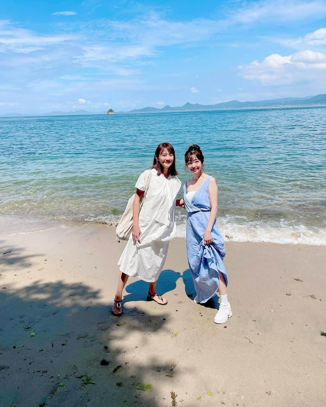 藤崎奈々子さんのインスタグラム写真 - (藤崎奈々子Instagram)「⁡ 愛媛2日目 ホテルを出発して、しまなみ海道に向かう途中 もう一つ東京ラブストーリーのロケ地に寄ろうという話になり、向かったのは伊予鉄道梅津寺駅 ・ 海のすぐ隣で、ローカル駅っぽいのどかな感じが胸をキュンとさせる駅 リカとカンチのお別れのシーンに使われた駅だから余計にキュンとするのかな？(40代以上じゃないと東京ラブストーリーは知らないか) ・ 駅の風景とバッチリ合っているワンピースは @sh_ki_jp @tanakamaya_official  のコラボワンピ このワンピ好きすぎて、旅や仕事で着まくりました♡ 秋冬も何かを重ね着して楽しみたい！ ・ ロケ地の後に、海岸沿いを走っていて見つけた白石龍神社 なんか、凄く気になったのでお詣りをしました ⁡ 神社から海を見ると、大きな岩が重なっている… 「白石の鼻巨石群」と言って、岩が重なり合ってできた巨石群らしい パワースポットとして、参拝に来る人も多いんだって！ 偶然だけど、パワースポットでお詣りできてラッキー✩ ・ すぐ隣の小さなビーチも(本当に小さくて3.4人でちょうど良いサイズ)とっても綺麗で、時間があったら敷物敷いて、のんびりピクニックしたかった ・ 特に観光情報もないけど、いいスポットを見つけられるのが旅の楽しいところだよね！ 素敵なところだったので、1番最後に地図を載せたので、スライドして見てみてね！ ・ #小旅行 #旅行好き #旅行好き女子 #大人旅 #カメラ旅 #女子旅 #国内旅行 #ナナタビ #ナナコタビ #大人の絶景旅 #島巡り #島旅 #愛媛観光 #愛媛旅行 #白石龍神社 #四国旅行」10月10日 13時08分 - nanakofujisaki