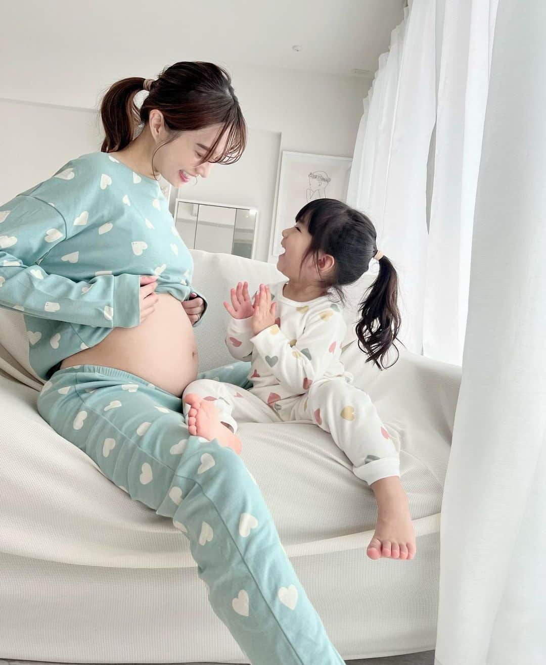 橘リンさんのインスタグラム写真 - (橘リンInstagram)「６ヶ月のおなか🤰  毎日胎動もしっかり感じれて 元気にすくすく育ってます👶🏻  最近涼しくなってきたので プチバトーの秋冬パジャマ新調したよ🤍 @petitbateau_jp   パジャマはゆったりめに着たくて大きめサイズを🍒  サラちゃん96cm(4才104cm) ママ164cm(Lサイズ)  #Sponsored #petitbateau #プチバトー #プチバトーパジャマ #パジャマ #ルームウェア #お揃いパジャマ #おうち時間 #プチバトー130周年 #マタニティ #マタニティライフ #妊娠６ヶ月 #妊娠21週 #第二子妊娠 #第二子妊娠中」10月10日 13時08分 - rincharon