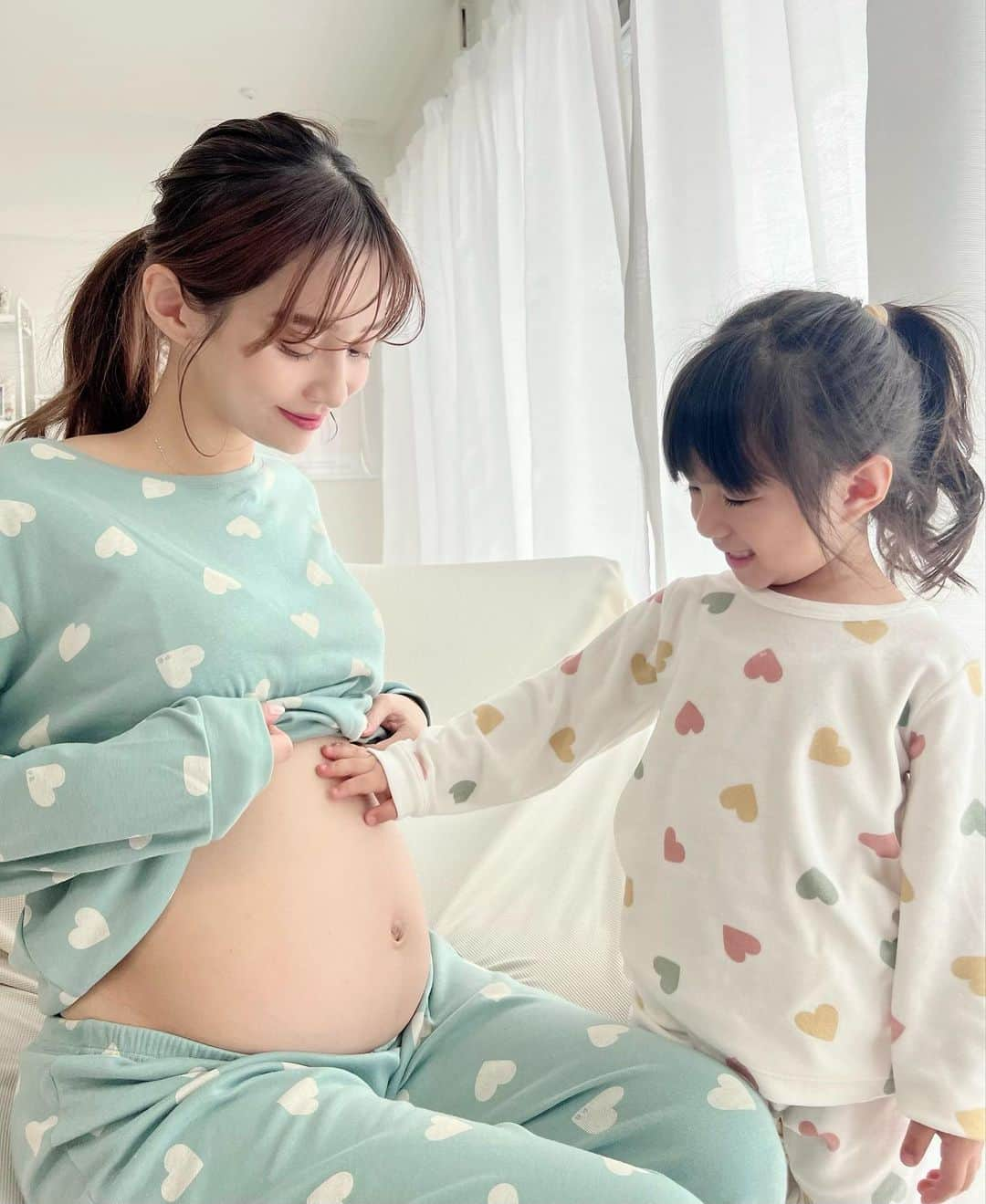 橘リンのインスタグラム：「６ヶ月のおなか🤰  毎日胎動もしっかり感じれて 元気にすくすく育ってます👶🏻  最近涼しくなってきたので プチバトーの秋冬パジャマ新調したよ🤍 @petitbateau_jp   パジャマはゆったりめに着たくて大きめサイズを🍒  サラちゃん96cm(4才104cm) ママ164cm(Lサイズ)  #Sponsored #petitbateau #プチバトー #プチバトーパジャマ #パジャマ #ルームウェア #お揃いパジャマ #おうち時間 #プチバトー130周年 #マタニティ #マタニティライフ #妊娠６ヶ月 #妊娠21週 #第二子妊娠 #第二子妊娠中」