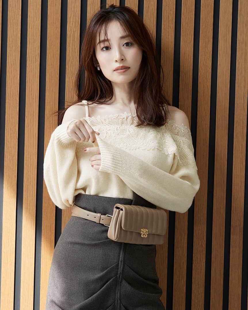 snidelのインスタグラム：「本週上架！華麗的針織衫，領口以蕾絲裝飾， 露肩設計令您散發女性魅力！   蕾絲邊飾吊帶針織衫 SWNT234191 Color: IVR DGRY MNT Size: F   ━━━━━━━━━━━━━━ \網店、門市同步/  Autumn Festival 秋季新品2件85折 Link in Bio   #SNIDELHK #Autumn #OL  #knit #top #針織」