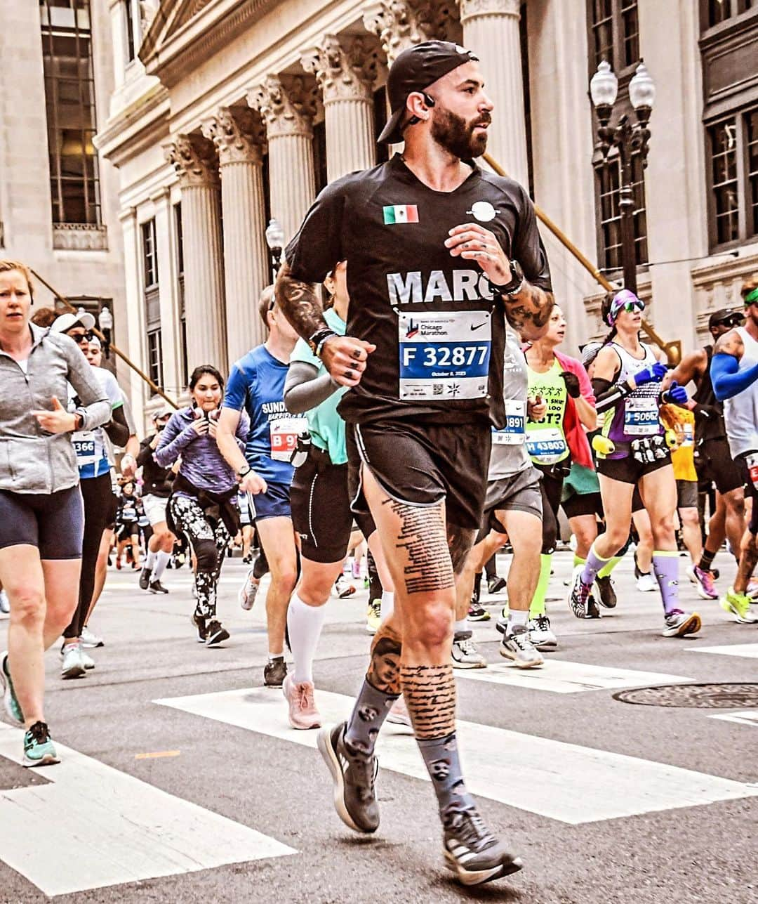 マルク・クロサスさんのインスタグラム写真 - (マルク・クロサスInstagram)「Chicago será siempre para mi sinónimo de ORGULLO. 🤍  Llegué a @chimarathon con expectativas muy bajas. Había entrenado solo 1 vez durante el último mes por dolores de espalda, estomacales y más señales que mi cuerpo me iba mandando de que no estaba haciendo bien las cosas. Me apasiona mi trabajo y encontrar el espacio necesario para pasar el máximo de tiempo con mis hijos. Eso muchas veces significa olvidarme de mi y llevarlo todo al extremo. Poco y mal descanso, mal pasarme con las comidas. ¿Cuántos vuelos he tomado en los últimos 12 meses? ¿60? Una locura.   El Rush de la carrera poco a poco fue apoderándose de mi, pero hubo dos puntos clave que me llevaron a una motivación que no creo haber sentido nunca antes en mi vida: la llamada de mi coach @miloflorescoaching el día antes de la carrera y las palabras, como siempre acertadas, de mi Partner @valmarin_r.  Milo, que confía más en mi estado físico que yo mismo, me planteó un escenario de carrera ideal para mi y toda la confianza en poder lograrlo, y Val me animó a hacer mi carrera solo sabiendo que me da muchísimo pavor. Marcar mi propio ritmo y no limitarme. FLUIR.   Mis piernas y mi cuerpo respondieron de una forma impresionante hasta el km 38, donde los calambres se apoderaron de mi. Llegaba con 0 esperanzas e iba camino de lograr un tiempo impensable para mi. Al final pagué, pero lo hice con muchísimo orgullo, con lágrimas de emoción en los ojos y totalmente vacío. Satisfecho.   Gracias, @miloflorescoaching por confiar y regañarme. Prometo ser mejor alumno.  Gracias @valmarin_r por siempre tener las palabras exactas, tanto en mi vida como en la pista. No sabes cuanto te quiero y admiro.  Y gracias a mis piernas y a mi cuerpo. Prometo cuidarlos mucho más. Soy 2 veces MARATONISTA. Formo parte del 1% de la población mundial que lo ha alcanzado y se que soy un privilegiado. Nunca me habría imaginado hace más de 6 años cuando me retiré que hoy habría completado 2 MAJORS (@nycmarathon @chimarathon) Llevo una vida REINVENTÁNDOME.   A Bruno y a Aina. Esto, como todo lo que hago en la vida, es por y para ustedes.   Esto no acaba aquí. Esto apenas empieza.  “Haciendo lo imposible me divierto”.  REPRESENTING 🇲🇽」10月10日 13時03分 - marccrosas