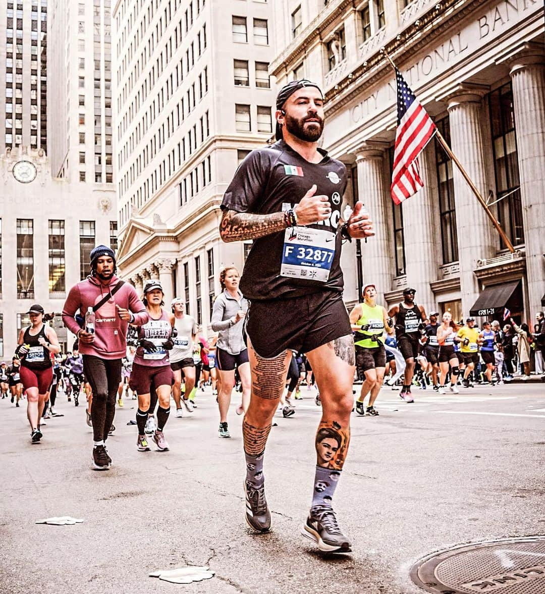 マルク・クロサスさんのインスタグラム写真 - (マルク・クロサスInstagram)「Chicago será siempre para mi sinónimo de ORGULLO. 🤍  Llegué a @chimarathon con expectativas muy bajas. Había entrenado solo 1 vez durante el último mes por dolores de espalda, estomacales y más señales que mi cuerpo me iba mandando de que no estaba haciendo bien las cosas. Me apasiona mi trabajo y encontrar el espacio necesario para pasar el máximo de tiempo con mis hijos. Eso muchas veces significa olvidarme de mi y llevarlo todo al extremo. Poco y mal descanso, mal pasarme con las comidas. ¿Cuántos vuelos he tomado en los últimos 12 meses? ¿60? Una locura.   El Rush de la carrera poco a poco fue apoderándose de mi, pero hubo dos puntos clave que me llevaron a una motivación que no creo haber sentido nunca antes en mi vida: la llamada de mi coach @miloflorescoaching el día antes de la carrera y las palabras, como siempre acertadas, de mi Partner @valmarin_r.  Milo, que confía más en mi estado físico que yo mismo, me planteó un escenario de carrera ideal para mi y toda la confianza en poder lograrlo, y Val me animó a hacer mi carrera solo sabiendo que me da muchísimo pavor. Marcar mi propio ritmo y no limitarme. FLUIR.   Mis piernas y mi cuerpo respondieron de una forma impresionante hasta el km 38, donde los calambres se apoderaron de mi. Llegaba con 0 esperanzas e iba camino de lograr un tiempo impensable para mi. Al final pagué, pero lo hice con muchísimo orgullo, con lágrimas de emoción en los ojos y totalmente vacío. Satisfecho.   Gracias, @miloflorescoaching por confiar y regañarme. Prometo ser mejor alumno.  Gracias @valmarin_r por siempre tener las palabras exactas, tanto en mi vida como en la pista. No sabes cuanto te quiero y admiro.  Y gracias a mis piernas y a mi cuerpo. Prometo cuidarlos mucho más. Soy 2 veces MARATONISTA. Formo parte del 1% de la población mundial que lo ha alcanzado y se que soy un privilegiado. Nunca me habría imaginado hace más de 6 años cuando me retiré que hoy habría completado 2 MAJORS (@nycmarathon @chimarathon) Llevo una vida REINVENTÁNDOME.   A Bruno y a Aina. Esto, como todo lo que hago en la vida, es por y para ustedes.   Esto no acaba aquí. Esto apenas empieza.  “Haciendo lo imposible me divierto”.  REPRESENTING 🇲🇽」10月10日 13時03分 - marccrosas