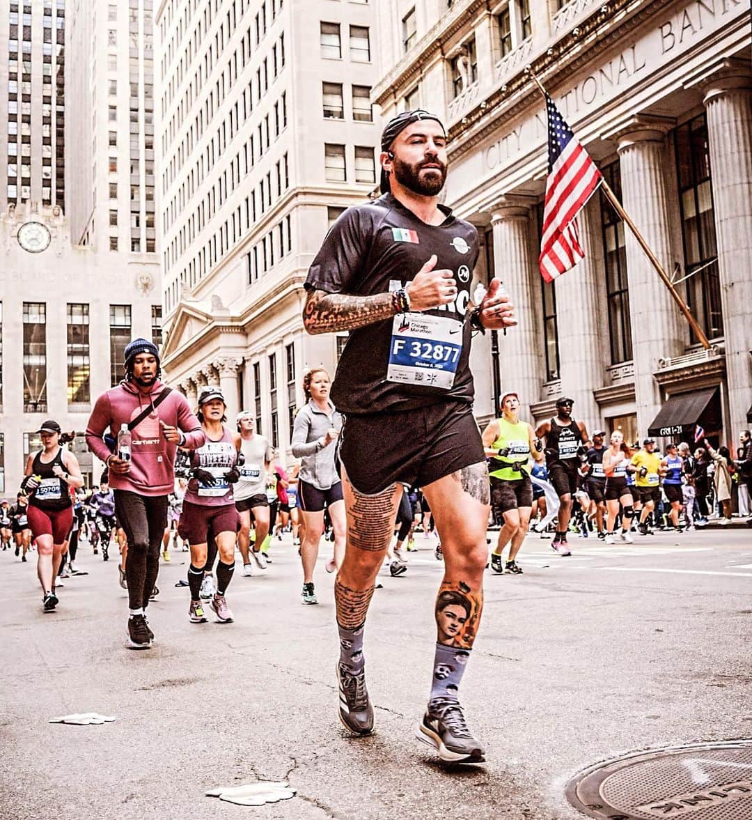 マルク・クロサスのインスタグラム：「Chicago será siempre para mi sinónimo de ORGULLO. 🤍  Llegué a @chimarathon con expectativas muy bajas. Había entrenado solo 1 vez durante el último mes por dolores de espalda, estomacales y más señales que mi cuerpo me iba mandando de que no estaba haciendo bien las cosas. Me apasiona mi trabajo y encontrar el espacio necesario para pasar el máximo de tiempo con mis hijos. Eso muchas veces significa olvidarme de mi y llevarlo todo al extremo. Poco y mal descanso, mal pasarme con las comidas. ¿Cuántos vuelos he tomado en los últimos 12 meses? ¿60? Una locura.   El Rush de la carrera poco a poco fue apoderándose de mi, pero hubo dos puntos clave que me llevaron a una motivación que no creo haber sentido nunca antes en mi vida: la llamada de mi coach @miloflorescoaching el día antes de la carrera y las palabras, como siempre acertadas, de mi Partner @valmarin_r.  Milo, que confía más en mi estado físico que yo mismo, me planteó un escenario de carrera ideal para mi y toda la confianza en poder lograrlo, y Val me animó a hacer mi carrera solo sabiendo que me da muchísimo pavor. Marcar mi propio ritmo y no limitarme. FLUIR.   Mis piernas y mi cuerpo respondieron de una forma impresionante hasta el km 38, donde los calambres se apoderaron de mi. Llegaba con 0 esperanzas e iba camino de lograr un tiempo impensable para mi. Al final pagué, pero lo hice con muchísimo orgullo, con lágrimas de emoción en los ojos y totalmente vacío. Satisfecho.   Gracias, @miloflorescoaching por confiar y regañarme. Prometo ser mejor alumno.  Gracias @valmarin_r por siempre tener las palabras exactas, tanto en mi vida como en la pista. No sabes cuanto te quiero y admiro.  Y gracias a mis piernas y a mi cuerpo. Prometo cuidarlos mucho más. Soy 2 veces MARATONISTA. Formo parte del 1% de la población mundial que lo ha alcanzado y se que soy un privilegiado. Nunca me habría imaginado hace más de 6 años cuando me retiré que hoy habría completado 2 MAJORS (@nycmarathon @chimarathon) Llevo una vida REINVENTÁNDOME.   A Bruno y a Aina. Esto, como todo lo que hago en la vida, es por y para ustedes.   Esto no acaba aquí. Esto apenas empieza.  “Haciendo lo imposible me divierto”.  REPRESENTING 🇲🇽」