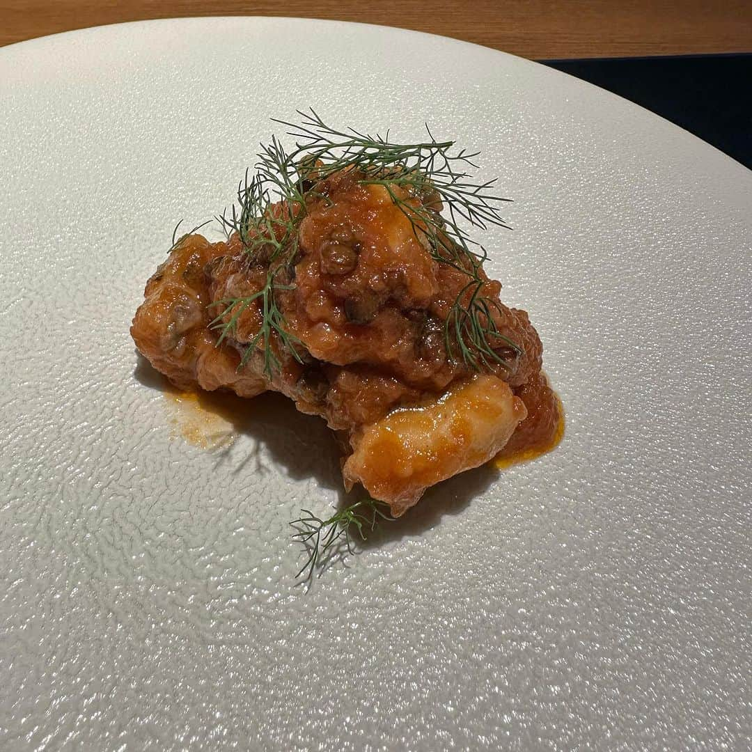 川原由維さんのインスタグラム写真 - (川原由維Instagram)「【ristorante_tomohiro_suzuri🇮🇹】  素敵なお仲間との素敵なbirthday🎂  シェフ🧑‍🍳ゴルファーの鈴里さんのお料理は、ゴルフの時とシェフの時とのギャップがあり過ぎて🤭 毎回彩り豊で目からの美しさと、お料理の味が感動です🎵 毎回驚かさせるお肉料理も最高👏  ごちそうさまでした♡  #フレンチ#french #福岡#博多#福岡グルメ #博多グルメ#グルメ#食べログ#西中洲#champagne#wine #中華 #焼肉#お酒#日本酒#紹興酒#お肉 #イタリアン#酒のあて#日本酒#ワイン#シャンパン#和食#日本食 #鉄板焼き #寿司 #鮨 #tomohirosuzuri #シェフゴルファー」10月10日 13時03分 - yui5520