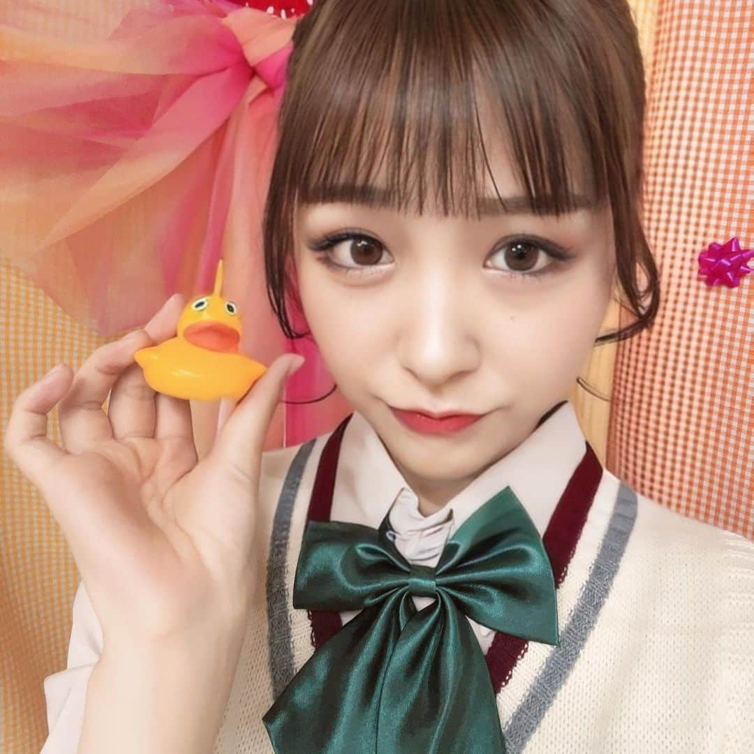 相田瑠菜さんのインスタグラム写真 - (相田瑠菜Instagram)「ハロウィンのコスプレじゃないよ🧡  11月にある舞台の衣装です🎀 久々にメイクさんの 舞台メイクで濃ゆいのしてもらった🪞🪄︎︎ 魔法にかかったように別人🤣新鮮!  可愛いを越えてる共演者さんに紛れて 制服なんて、冷や汗出ますが💦 是非観に来て下さると嬉しいです！ 本日の22時チケット発売です🤍 いよいよ！稽古も始まります🍀*゜  舞台『マジでトキメけ⭐︎少女たち!! 〜ホシのミライ〜 』  2023年11月8日(水)〜12日(日) CBGKシブゲキ！！  🎟チケット10/10(火)22時発売 confetti-web.com/may-holic15  #マジトキミライ #メイホリ   〔CAST〕 八木ましろ  馬嘉伶(AKB48) 厚木那奈美 篠原望 熊沢世莉奈 宮﨑想乃 真野美月 城崎桃華 橘莉衣 道枝咲 黒崎澪 有沢澪風 塚本颯来 森青葉 佐々木ひまわり 益田珠希 福元あかり 三島京華(おとな小学生)  福緒唯 藍菜 樹くるみ 大澤萌々  岡本芽子(メイホリック)  〔日替わりゲスト〕 赤尾ひかる 鷹村彩花 緒方佑奈 各務華梨 小日向美香  〔公演日程〕 2023年11月8日(水)~11月12日(日) ・11月8日(水)本番①19:00 ・11月9日(木)本番②19:00 ・11月10日(金)本番③14:00／本番④19:00 ・11月11日(土)本番⑤13:00／本番⑥18:00 ・11月12日(日)本番⑦13:00／本番⑧18:00  〔日替わりゲスト出演日程〕 各務華梨（①） 鷹村彩花（②） 赤尾ひかる（③・④） 緒方佑奈（⑤・⑥） 小日向美香（⑦・⑧）  〔チケット〕 ❶A席6000円 ❷特典A席7000円 ❸S席8000円 (全席指定席／当日券500円増し)   ☆S席特典☆ ＊前方列保証 ＊非売品2L版ブロマイド1枚  ★特典付A席★ 非売品2L版ブロマイド1枚 （ブロマイドの種類はS席特典と同じ）  ※ 非売品ブロマイドは予約フォームで選択する応援キャストのブロマイドとなります。 ※特典の絵柄は公演毎に異なります。 ※S特典、特典付A席のブロマイド絵柄は同一となります。  #舞台 #女優 #藍菜 #ガールズ演劇 #制服 #衣装  #渋谷 #シブゲキ #ハロウィン #ハロウィンコスプレ #🎃 #アイドル #ガールズ演劇 #渋谷 #撮影 #モデル #ビジュアル #インスタグラマー #メイク好きな人と繋がりたい #ポニーテール #30代ファッション #大人女子 #大人かわいい #かわいくなりたい #かわいい女の子 #いいね歓迎 #フォロー大歓迎 #東京 #舞台好きな人と繋がりたい #応援してね」10月10日 13時16分 - _aina_official