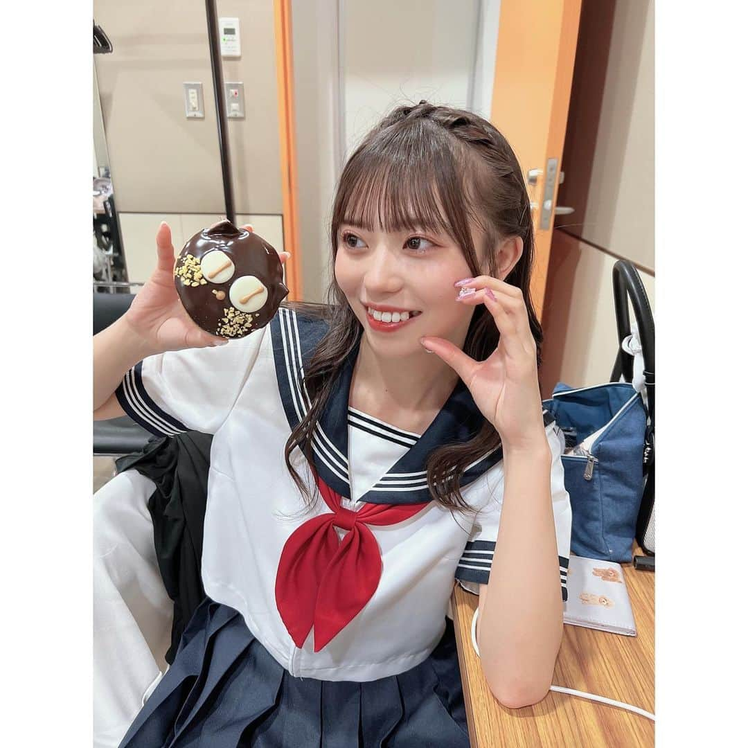 栗山梨奈さんのインスタグラム写真 - (栗山梨奈Instagram)「クリスピークリームドーナツ🍩🐈‍⬛ 大好き  #クリスピークリームドーナツ#crispycreamdoughnut#ドーナツ#doughnuts#セーラー服#制服」10月10日 13時09分 - krn_hkt48