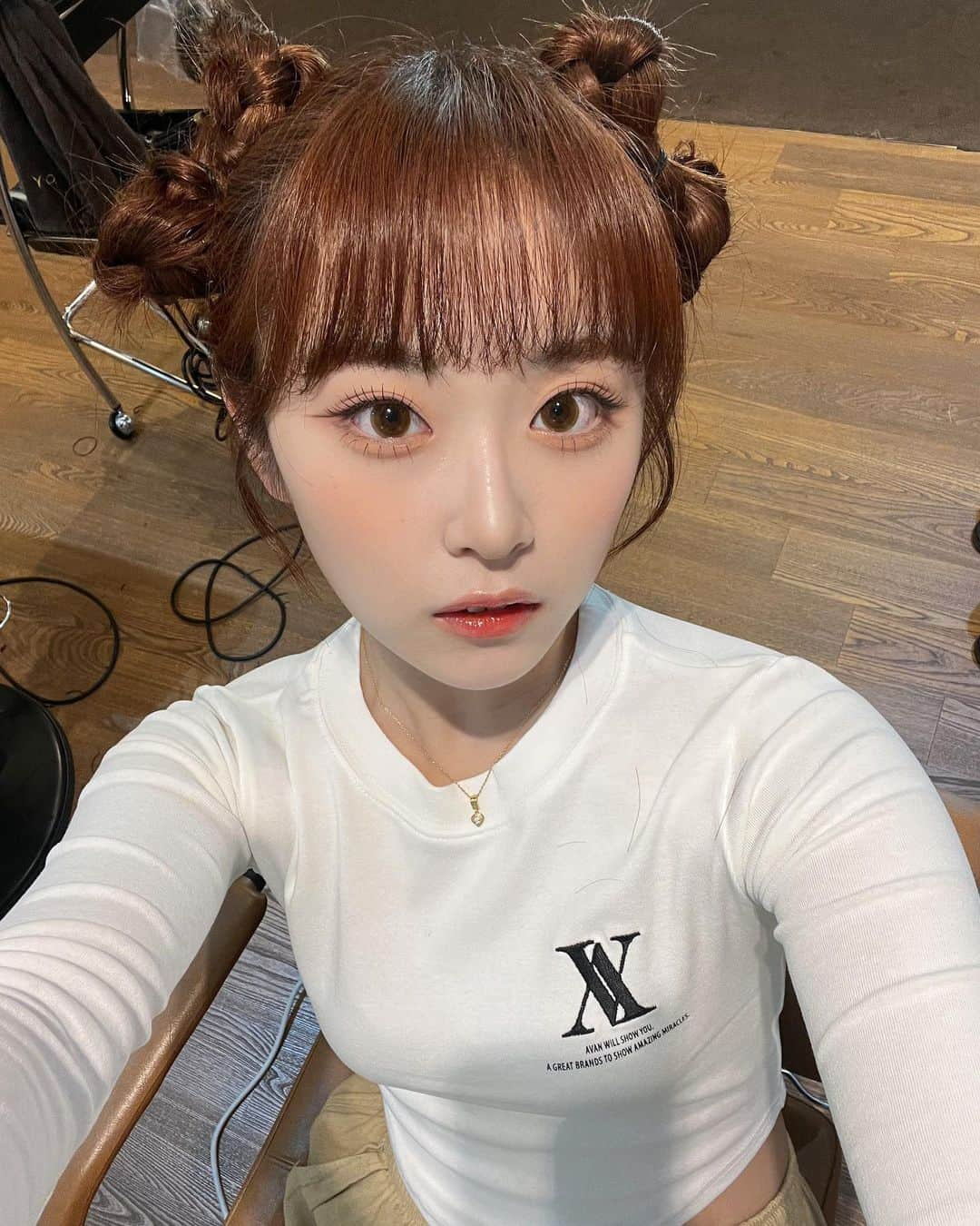 岸田莉里花のインスタグラム：「이날 헤메 곰도리리카🐻🧡 コーラルメイクちゅき🧡  앞머리 짤라서 옷에 묻었네ㅎㅎ😚  #りりか#리리카#ririka #莉里花」