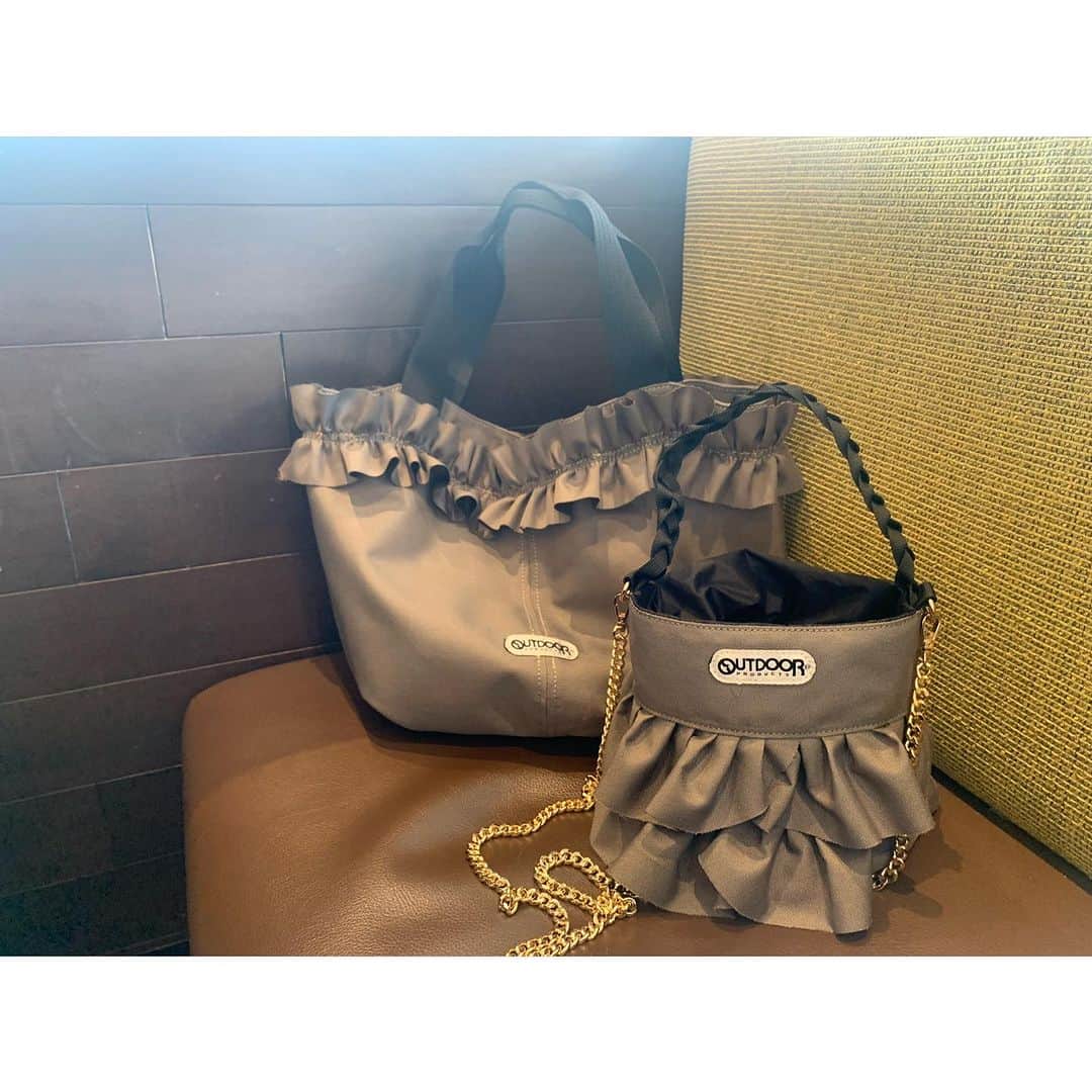 中津悠希のインスタグラム：「今日は久しぶりにカフェでお仕事💻✨ @outdoorproducts_jp × @classy_closet_official でデザイン&コラボさせてもらったお気に入りのバッグがお供🥳 トートバッグの方はノートPCも余裕で入るし、肩にもかけられてめちゃくちゃ便利です😆そして、フリルが密かにちょっとハートっぽくなっているところもお気に入りポイント💕 ポシェットのストラップは、今日はチェーンにしてシンプルコーデのアクセントにしました✨ 本日はグレージュをセット持ち🛍✨  どちらも大人気で何回も即完売してしまったアイテムです💖 トートバッグはピンクが僅かに残っているだけみたいですが、ポシェットの方は最後の再入荷が出来たみたいなので、よかったらcheckしてみてください🤗 #outdoorproducts #classy #fashion #autumn #work #cafe #bag #cute」