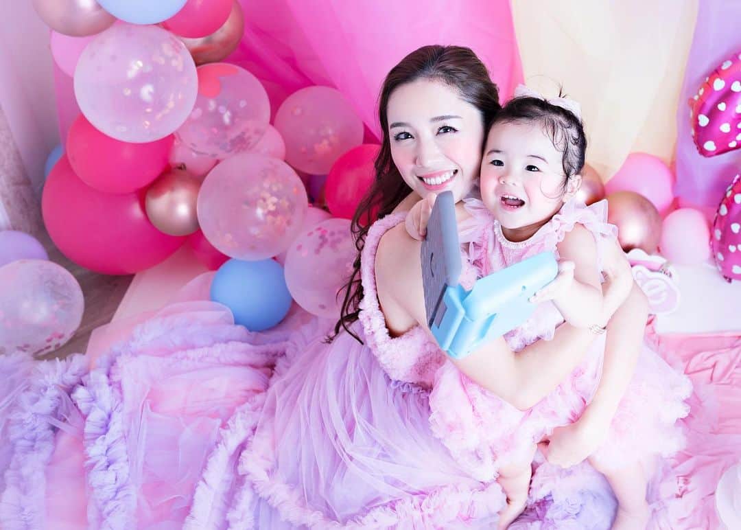 石田安奈のインスタグラム：「happybirthday🎂 2歳の記念に❤️❤️❤️  #誕生日#2歳#女の子ママ #育児#ママファッション #撮影#子育て」