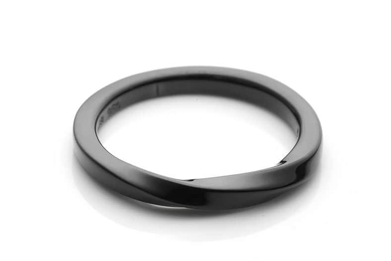 プエルタ・デル・ソルさんのインスタグラム写真 - (プエルタ・デル・ソルInstagram)「♙ ♜ ♝ ♞ ♛ ♚ 【Mobius Strip Ring】 程よいボリューム感のミドルサイズのメビウスリングは、ストレスなく手元を美しく演出します✴︎✴︎✴︎ 重ね付けでボリューム感をアップさせるのもお勧めです✴︎✴︎✴︎  R1088BK/BL / ¥14,300  #メビウス #メビウスの輪 #PUERTADELSOL #プエルタ #プエルタデルソル #accessory  #jewelry #ジュエリー #アクセサリー #メンズアクセサリー #madeinjapan  #fashion   #恵比寿 /03-5489-9470 @puertadelsol_official  #大阪 /06-6136-5345  @puertadelsol_osaka」10月10日 13時35分 - puertadelsol_official