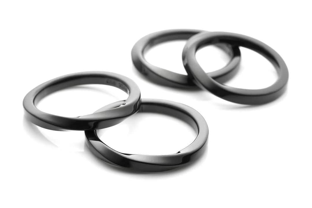 プエルタ・デル・ソルのインスタグラム：「♙ ♜ ♝ ♞ ♛ ♚ 【Mobius Strip Ring】 程よいボリューム感のミドルサイズのメビウスリングは、ストレスなく手元を美しく演出します✴︎✴︎✴︎ 重ね付けでボリューム感をアップさせるのもお勧めです✴︎✴︎✴︎  R1088BK/BL / ¥14,300  #メビウス #メビウスの輪 #PUERTADELSOL #プエルタ #プエルタデルソル #accessory  #jewelry #ジュエリー #アクセサリー #メンズアクセサリー #madeinjapan  #fashion   #恵比寿 /03-5489-9470 @puertadelsol_official  #大阪 /06-6136-5345  @puertadelsol_osaka」