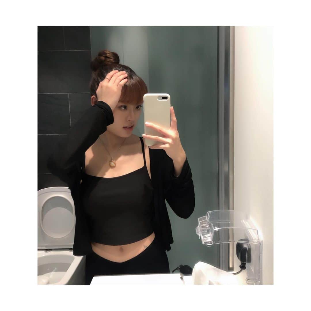roseannaのインスタグラム：「發現一個丸子頭新綁法~」