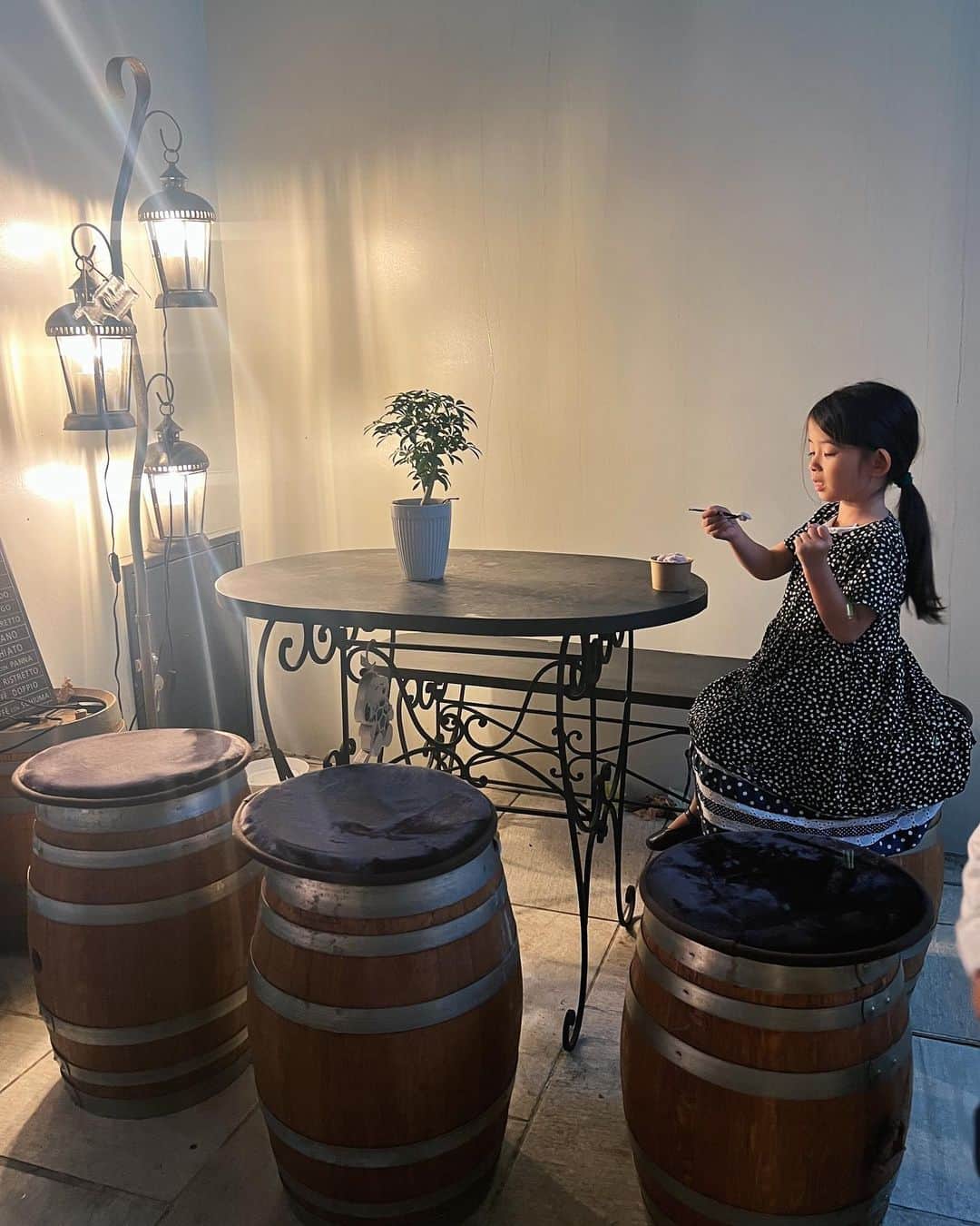 岩本ライラのインスタグラム：「ドラマチックミオ🌪️✨ 泣いてる写真2枚は全が撮りました 何が起きたん  さいきん彼女は お洋服を何枚も何枚も何枚も何枚も重ねて レイヤードすることが好きみたいです 勉強なりまっす！」