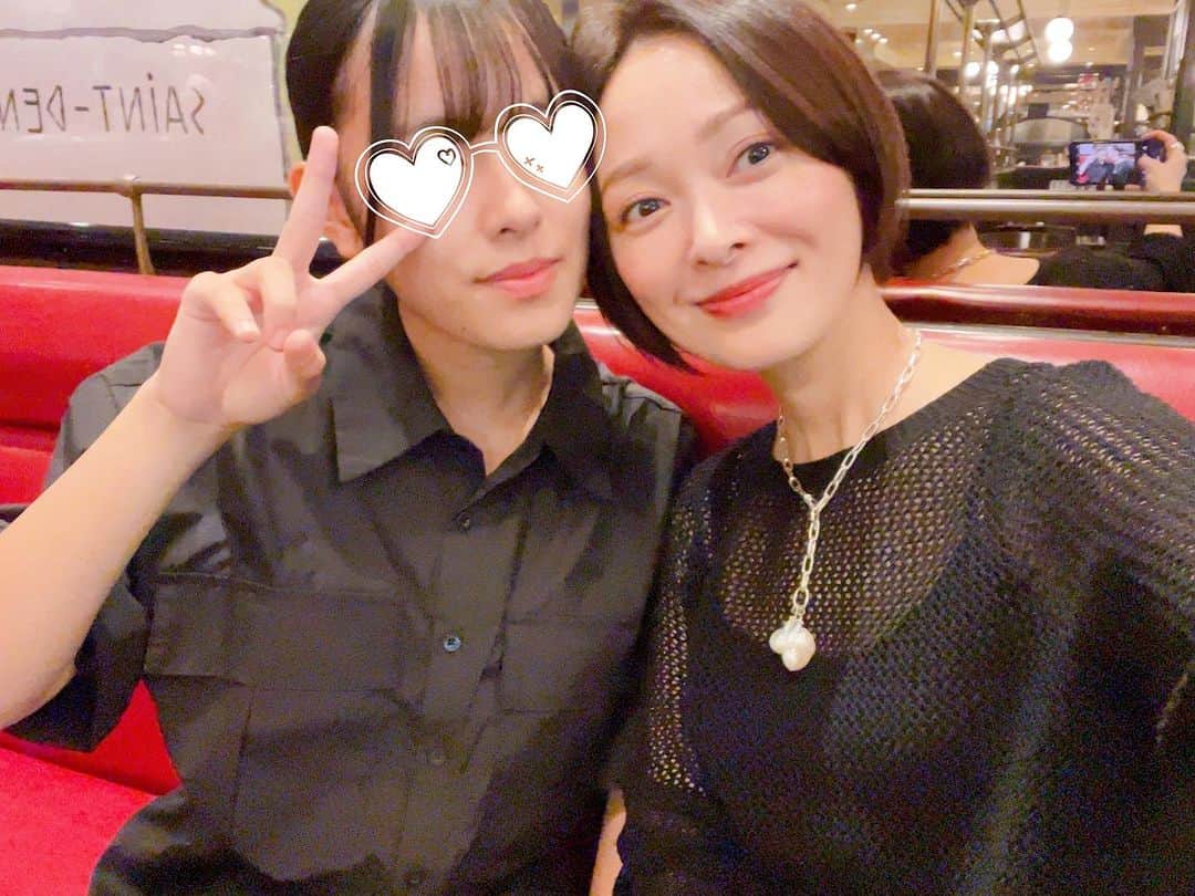 のインスタグラム：「. 休みの次女と。  衣装のリースも付き合ってくれたので お茶したよ🫧💕  #親子 #母娘 #🖤❤️ #☕️」