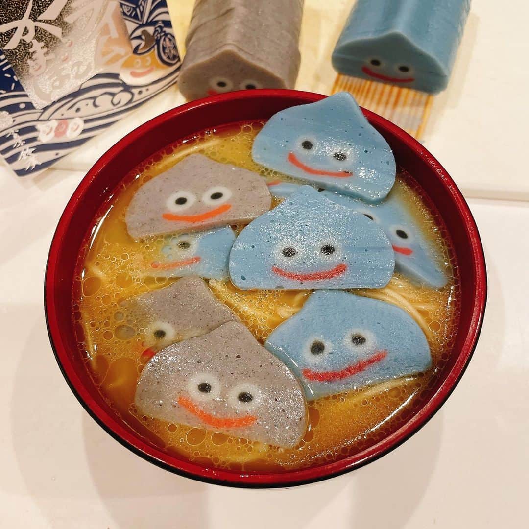 花咲来夢のインスタグラム：「珍しく自炊！笑  福岡で買った豚骨ラーメンをゆでて、スライムかまぼこをふんだんに入れましたᑕꙬ̂ᑐ🍜✨  めっちゃ美味しかったけど、この写真を撮るのに10分くらいかかったから麺がやわめになってしまいましたわょな🤣🤟  #スライムかまぼこ 美味しい🩵」