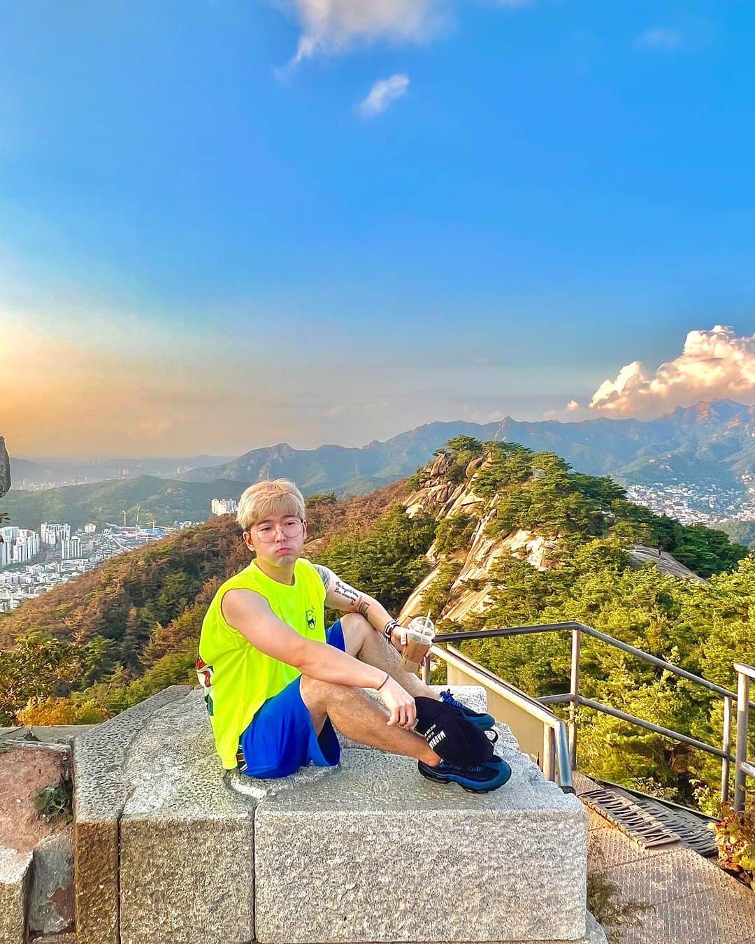 Diem、のインスタグラム：「너무 오랫만에 와본 인왕산🍀 날씨좋고  #인왕산」