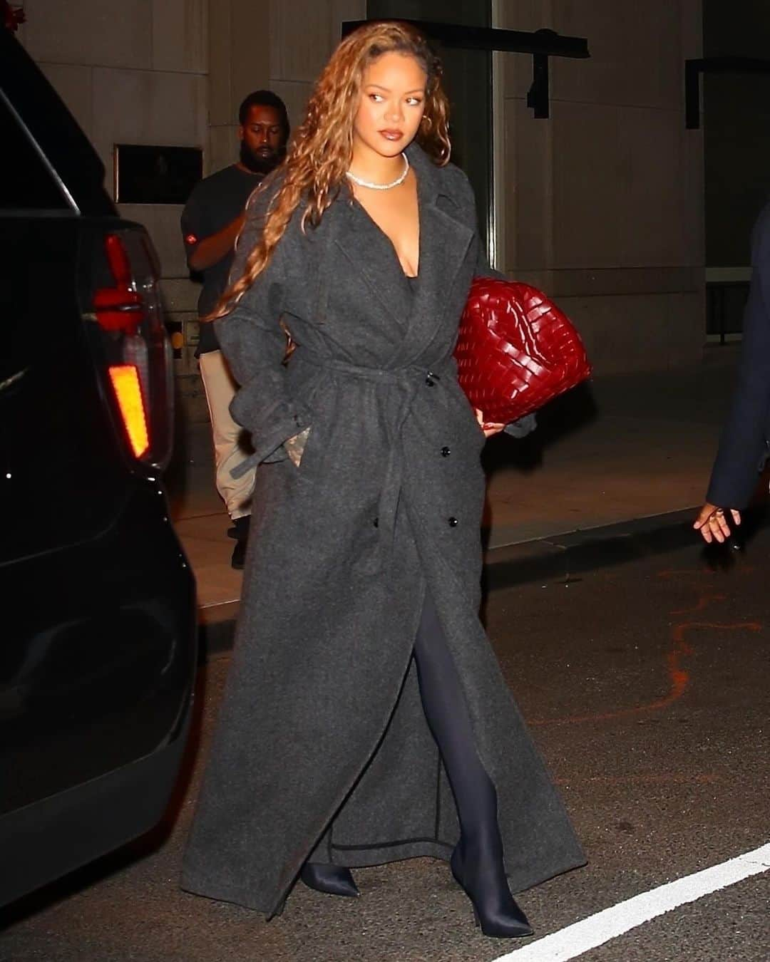 Just Jaredさんのインスタグラム写真 - (Just JaredInstagram)「Rihanna dressed in a chic Dries Van Noten coat as she stepped out for dinner on a chilly night in New York City. See the full gallery of photos at JustJared.com! #Rihanna Photos: Backgrid」10月10日 13時39分 - justjared