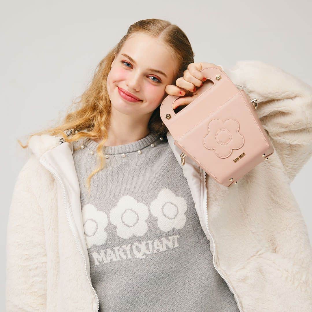 【完売品】MARY QUANT ビジューデイジーファーBIGパーカ ブルゾン MARY QUANT - マリークワント 23年 ビジューデイジーファーBIGパーカ