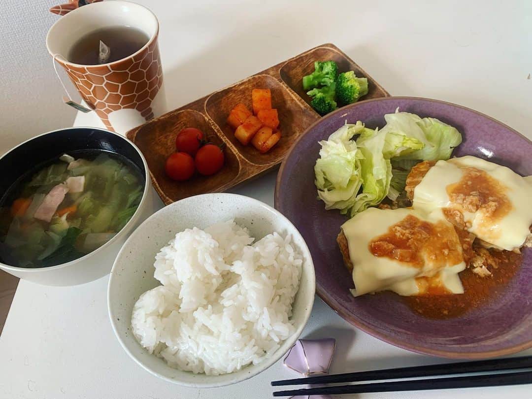 犬塚あさなのインスタグラム：「昨日はチーズハンバーグでした☺️ 美味しかったです☺️今日は何食べようかしら〜🎵」