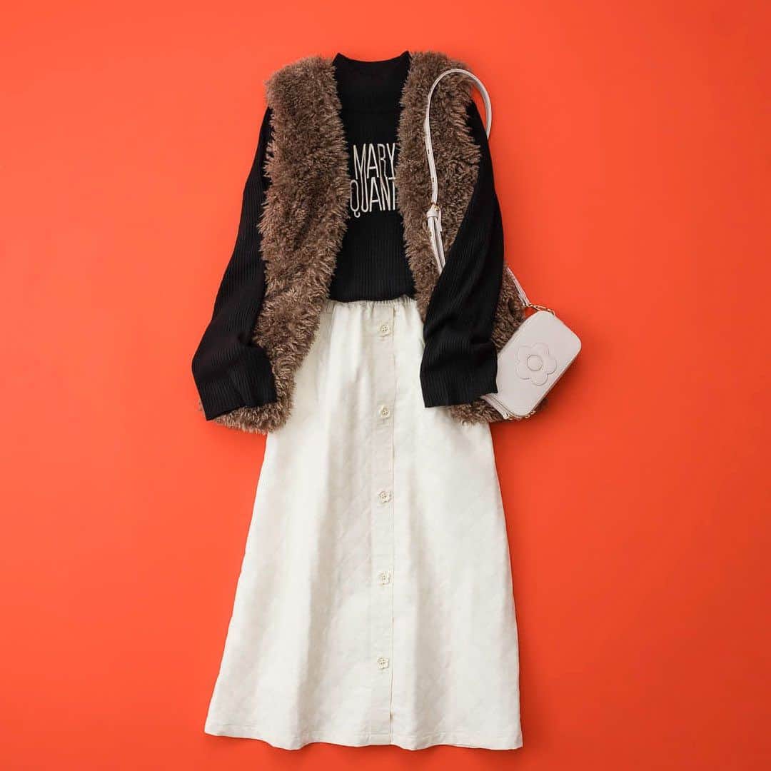 MARY QUANT officialのインスタグラム：「- #ボリュームフェイクファーベスト #サフィアーノ2WAYミニショルダー - #アーカイブロゴプルオーバー 10月下旬より順次展開予定 #デイジーボタンキルトロングスカート 11月上旬より順次展開予定 - #MARYQUANT#2023WINTER #NEWITEMS #FASHION - #マリークヮント #ファーベスト #ベスト #ファー #プルオーバー #ニット #スカート  #ロングスカート #ショルダーバッグ #バッグ #冬コーデ」