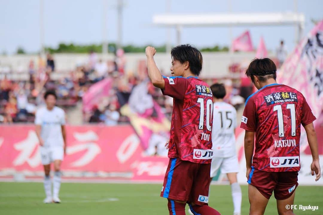 FC琉球のインスタグラム：「📷｜𝙋𝙃𝙊𝙏𝙊𝙂𝘼𝙇𝙇𝙀𝙍𝙔  10/7(土）HOMEGAME ［ON THE PITCH] 🆚カマタマーレ讃岐  #FC琉球  #FCRYUKYU  #沖縄  #okinawa  #琉球  #jleague #Jリーグ  #サッカー  #football  #soccer  #sfida  #ジンベーニョ  #沖縄とともに強くなる #ONEOKINAWA  #J30」