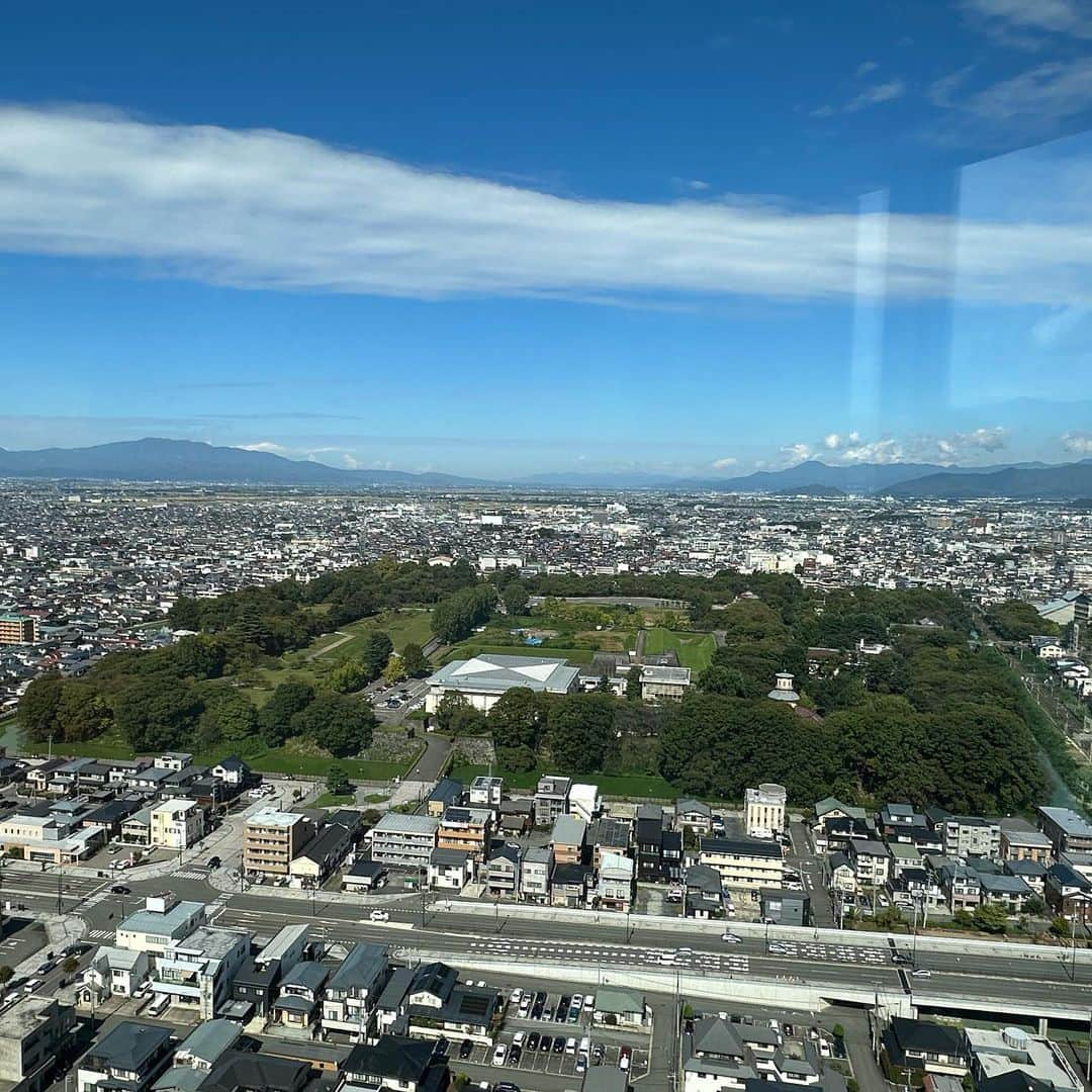 村井美樹さんのインスタグラム写真 - (村井美樹Instagram)「先日 #山形城 （ #霞城公園 ）を訪れました🏯  躍動感のある最上義光公の銅像がかっこいい🥰  立派な #二ノ丸東大手門 がある東堀沿いはJR東日本（奥羽本線・左沢線・仙山線）の列車や山形新幹線が走っていて、桜の季節には山形〜北山形間で徐行運転してくれるそう。 春に訪れてみたいな〜🌸  東大手門櫓の中も11月まで見学できます。 （恒例の乳金物チェック笑）  本丸付近は発掘調査中でしたが、一部見学できるところも。復元された #本丸一文字門 や土塁も見事で、想像以上に巨大なお城でした！かつては東北一の大きさを誇っていたのが想像できます。 じっくり見ていたら時間がなくなって、最上義光歴史館は見られませんでした😅また今度リベンジしたいな。  二の丸の土塁の上を歩くことができて、所々横矢がかけられるように折れがありました。  霞城セントラルの展望台からは山形城の全景が見られますよ。おすすめ✨  #城鉄」10月10日 14時04分 - miki_murai_