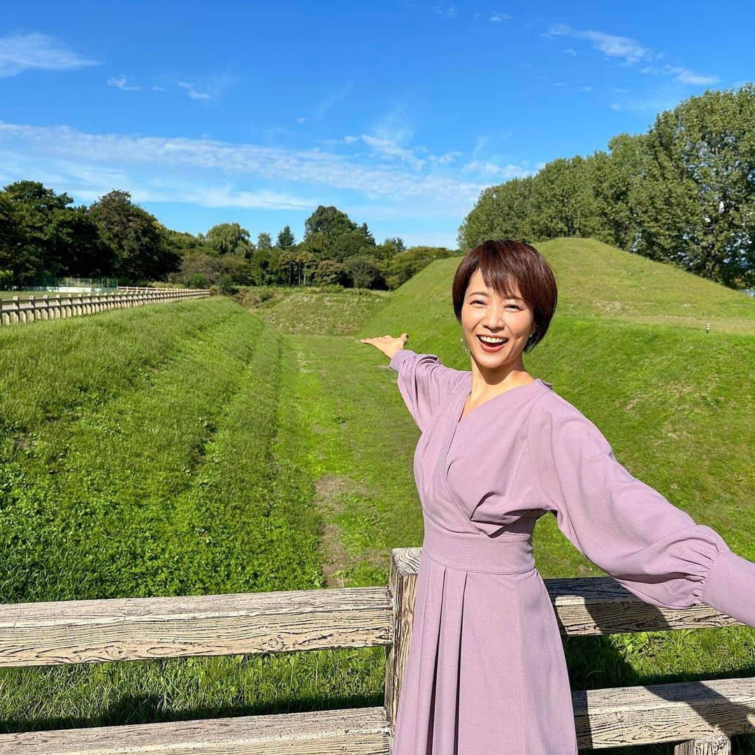 村井美樹さんのインスタグラム写真 - (村井美樹Instagram)「先日 #山形城 （ #霞城公園 ）を訪れました🏯  躍動感のある最上義光公の銅像がかっこいい🥰  立派な #二ノ丸東大手門 がある東堀沿いはJR東日本（奥羽本線・左沢線・仙山線）の列車や山形新幹線が走っていて、桜の季節には山形〜北山形間で徐行運転してくれるそう。 春に訪れてみたいな〜🌸  東大手門櫓の中も11月まで見学できます。 （恒例の乳金物チェック笑）  本丸付近は発掘調査中でしたが、一部見学できるところも。復元された #本丸一文字門 や土塁も見事で、想像以上に巨大なお城でした！かつては東北一の大きさを誇っていたのが想像できます。 じっくり見ていたら時間がなくなって、最上義光歴史館は見られませんでした😅また今度リベンジしたいな。  二の丸の土塁の上を歩くことができて、所々横矢がかけられるように折れがありました。  霞城セントラルの展望台からは山形城の全景が見られますよ。おすすめ✨  #城鉄」10月10日 14時04分 - miki_murai_