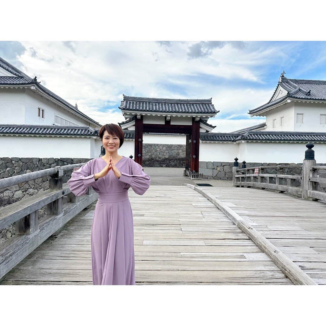 村井美樹さんのインスタグラム写真 - (村井美樹Instagram)「先日 #山形城 （ #霞城公園 ）を訪れました🏯  躍動感のある最上義光公の銅像がかっこいい🥰  立派な #二ノ丸東大手門 がある東堀沿いはJR東日本（奥羽本線・左沢線・仙山線）の列車や山形新幹線が走っていて、桜の季節には山形〜北山形間で徐行運転してくれるそう。 春に訪れてみたいな〜🌸  東大手門櫓の中も11月まで見学できます。 （恒例の乳金物チェック笑）  本丸付近は発掘調査中でしたが、一部見学できるところも。復元された #本丸一文字門 や土塁も見事で、想像以上に巨大なお城でした！かつては東北一の大きさを誇っていたのが想像できます。 じっくり見ていたら時間がなくなって、最上義光歴史館は見られませんでした😅また今度リベンジしたいな。  二の丸の土塁の上を歩くことができて、所々横矢がかけられるように折れがありました。  霞城セントラルの展望台からは山形城の全景が見られますよ。おすすめ✨  #城鉄」10月10日 14時04分 - miki_murai_