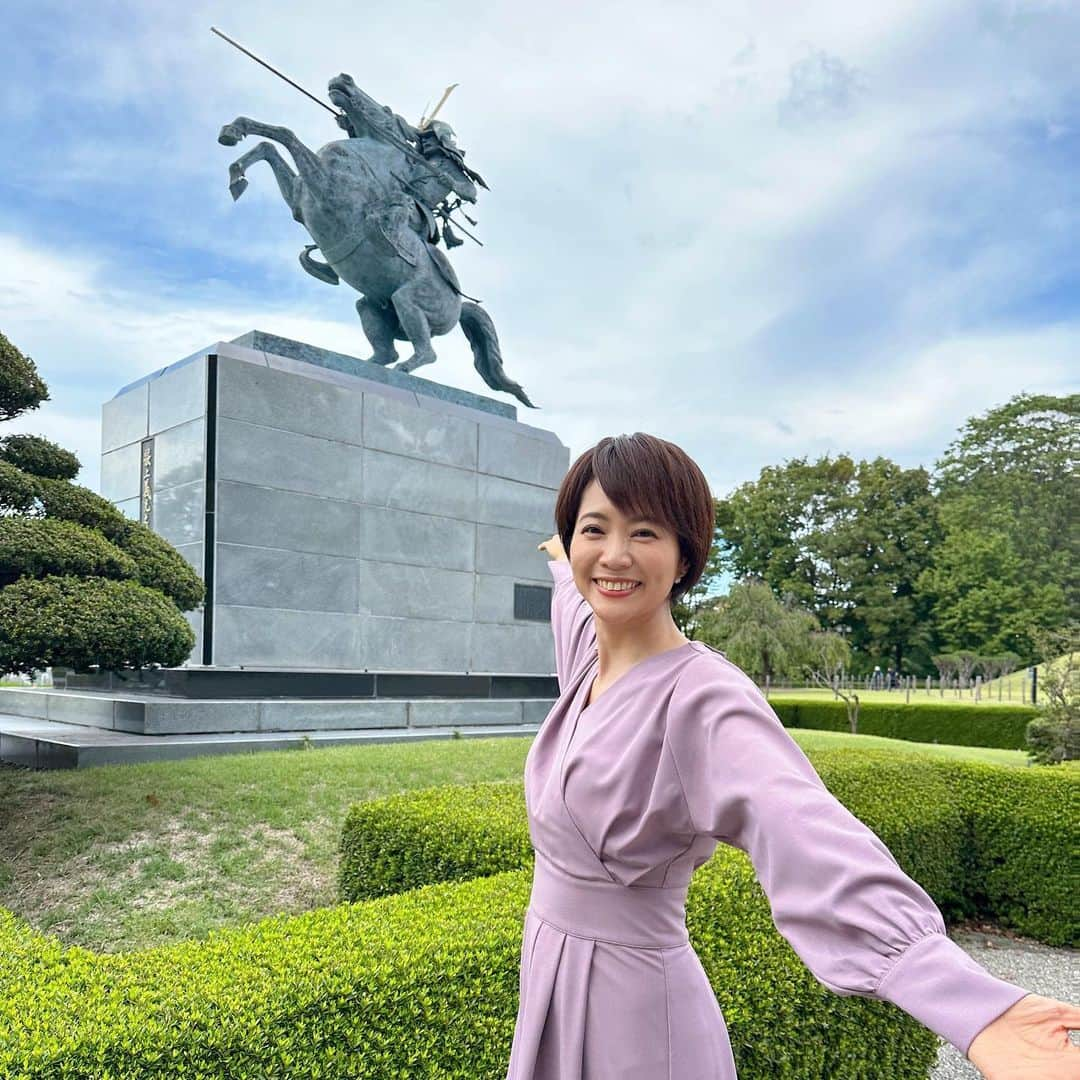 村井美樹のインスタグラム：「先日 #山形城 （ #霞城公園 ）を訪れました🏯  躍動感のある最上義光公の銅像がかっこいい🥰  立派な #二ノ丸東大手門 がある東堀沿いはJR東日本（奥羽本線・左沢線・仙山線）の列車や山形新幹線が走っていて、桜の季節には山形〜北山形間で徐行運転してくれるそう。 春に訪れてみたいな〜🌸  東大手門櫓の中も11月まで見学できます。 （恒例の乳金物チェック笑）  本丸付近は発掘調査中でしたが、一部見学できるところも。復元された #本丸一文字門 や土塁も見事で、想像以上に巨大なお城でした！かつては東北一の大きさを誇っていたのが想像できます。 じっくり見ていたら時間がなくなって、最上義光歴史館は見られませんでした😅また今度リベンジしたいな。  二の丸の土塁の上を歩くことができて、所々横矢がかけられるように折れがありました。  霞城セントラルの展望台からは山形城の全景が見られますよ。おすすめ✨  #城鉄」