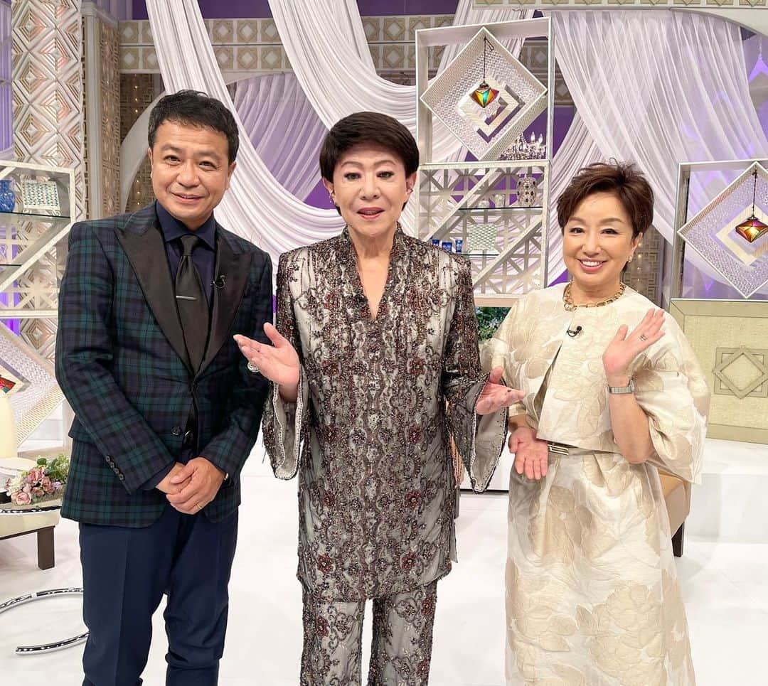 美川憲一のインスタグラム：「スタッフ投稿  先日収録致しました、 【昭和歌謡パレード】が、 明日10/11(水)22:00から BSフジにて放送されます。  今回は、 美川憲一を中心とした お話をさせて頂いております。  是非ご覧下さいませ。 ーーーーーーーーーーーーーーー 美川の人生をたくさん お話させて頂いたわ～ 新曲ふたつの愛は、 ふたりの母を思い歌っているのよ～ 人生いろいろよ～ by美川憲一  #美川憲一 #昭和歌謡パレード #BSフジ #三雲孝江 #中山秀征 #美貴じゅん子 #竹島宏 #青山新 #歌いつづける #さそり座の女」