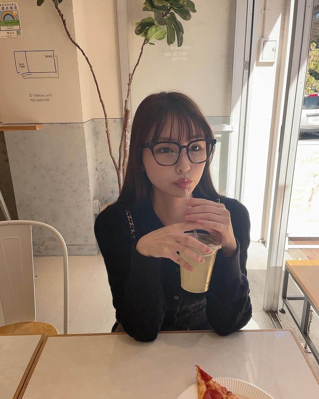 椎名美月さんのインスタグラム写真 - (椎名美月Instagram)「娘とおそろコーデして🍕デート いつまで姉妹だと間違われるかな😂」10月10日 14時12分 - mizkiss