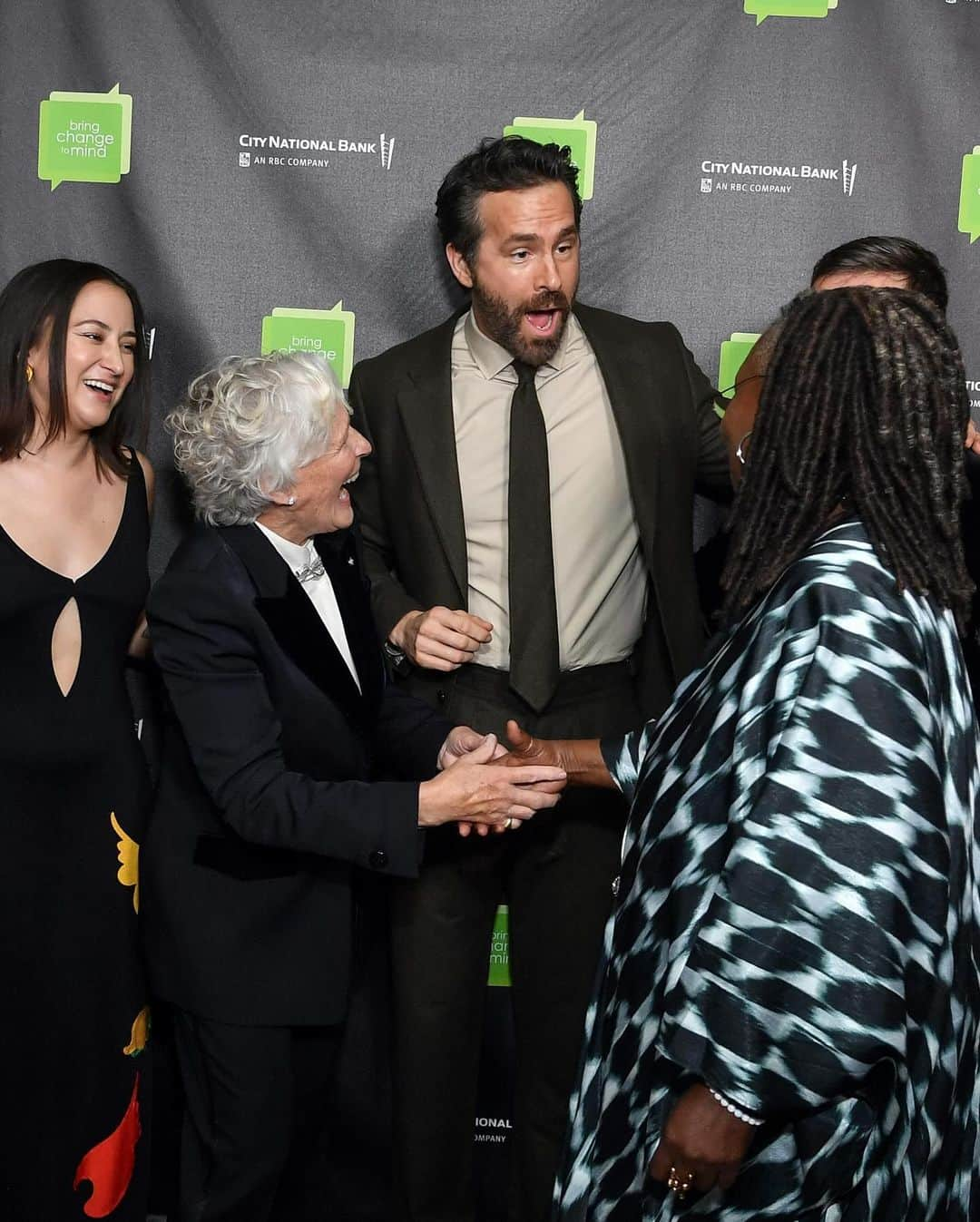 Just Jaredさんのインスタグラム写真 - (Just JaredInstagram)「Ryan Reynolds was honored by Glenn Close's organization Bring Change to Mind at their annual gala on Monday night. He received the Robin Williams Legacy of Laughter Award and was joined by the late comedian's family, as well as Whoopi Goldberg. More photos on JustJared.com! #RyanReynolds #GlennClose #RobinWilliams #WhoopiGoldberg Photos: Getty」10月10日 14時12分 - justjared