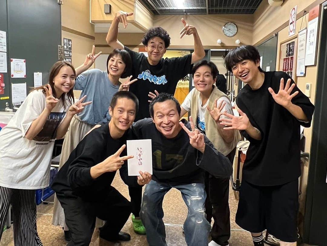 今井隆文さんのインスタグラム写真 - (今井隆文Instagram)「いつぞやは  全48ステージ終了しました！  ご来場して下さった全ての皆様、ありがとうございました！  いやー加藤拓也は化け物です！ すんごいわ！ほんとに！  あー終わっちゃった！ 淋しい！！すごい淋しい！！ 最高のカンパニーだったな。  大人になってもこんな楽しいことがあるんだと。しみじみする約三ヶ月でございました！  色々書きたいけどね、書き切れないわ！笑  個人的には、こんなに長い公演を経験したのは初めてで、色んな発見がありました。  ずっと楽しかった！ みんなで作った、いつぞやはが、全ステージやれたことがただ、嬉しかった！あの空間にいれた自分は幸せ者です！  もうちょっとだけ余韻に浸りたいと思います！  #加藤拓也 #平原テツ #窪田正孝  #橋本淳 #夏帆 #今井隆文  #豊田エリー #鈴木杏 #シスカンパニー #いつぞやは」10月10日 14時13分 - imataka_tenpa