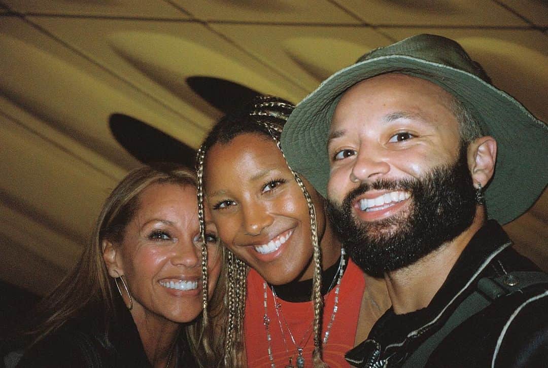 のインスタグラム：「And I’m off again 🛫」