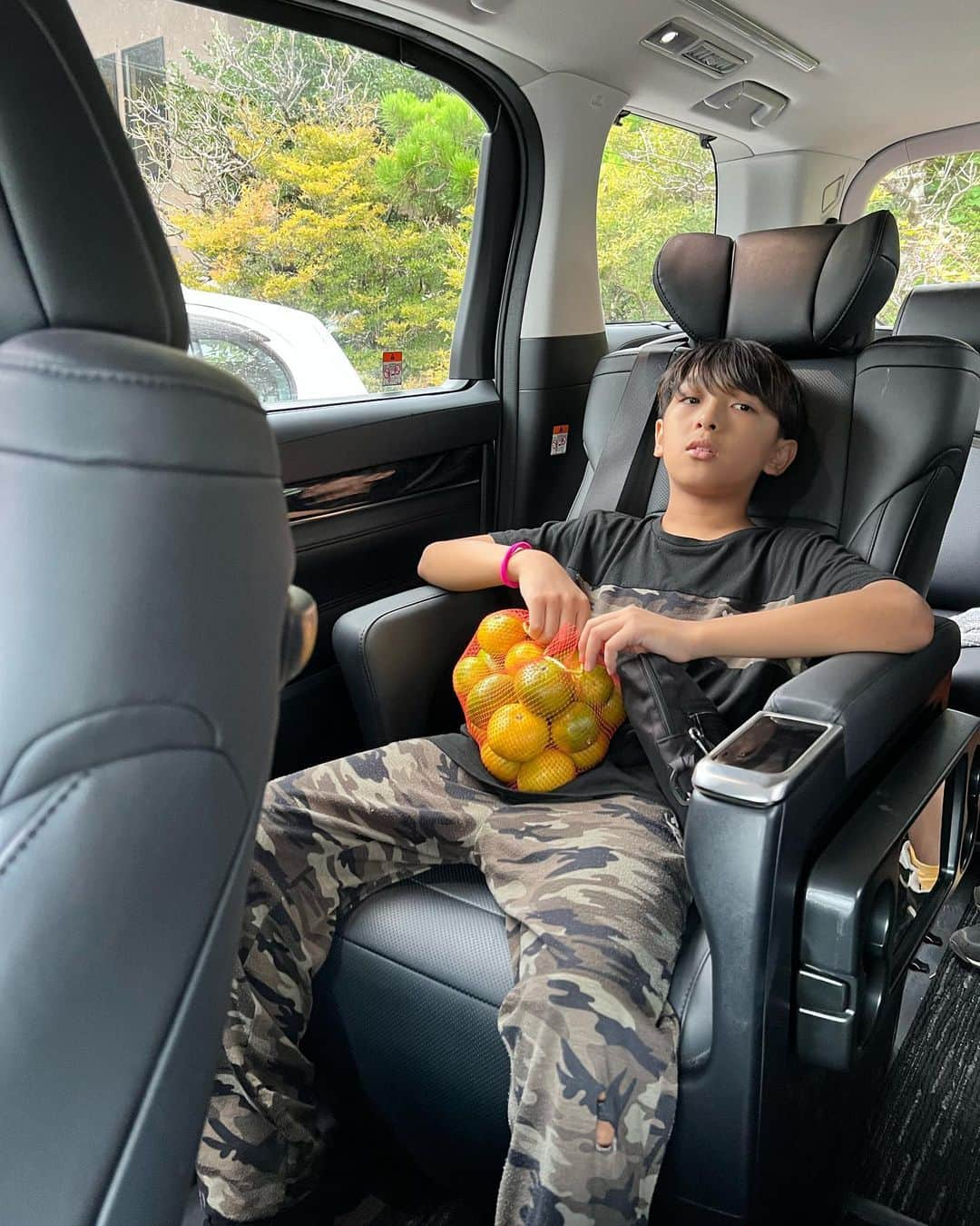 鈴木サチさんのインスタグラム写真 - (鈴木サチInstagram)「. 男子チーム🍊 . 初めてのみかん狩り☺️ ちょっと小雨が降ってたけど、子供たちがとにかく楽しそうでよかった😆💓 . 車でちょっと遠出しただけで、自然たっぷりの所に来られて、大人たちはしっかり癒されて来ました😍 . 我が家の男子はみんなやんちゃ😅 でもみんな可愛い😍❤️ . . #ママ #ママモデル #モデル #4児ママ #女男男男 #一升炊きのジャーが欲しい #誕生日プレゼントはお米を下さい 😂😂😂」10月10日 14時17分 - sachi_suzuki