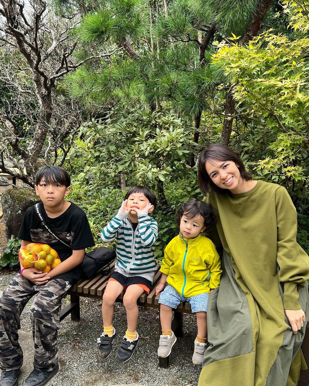 鈴木サチのインスタグラム：「. 男子チーム🍊 . 初めてのみかん狩り☺️ ちょっと小雨が降ってたけど、子供たちがとにかく楽しそうでよかった😆💓 . 車でちょっと遠出しただけで、自然たっぷりの所に来られて、大人たちはしっかり癒されて来ました😍 . 我が家の男子はみんなやんちゃ😅 でもみんな可愛い😍❤️ . . #ママ #ママモデル #モデル #4児ママ #女男男男 #一升炊きのジャーが欲しい #誕生日プレゼントはお米を下さい 😂😂😂」