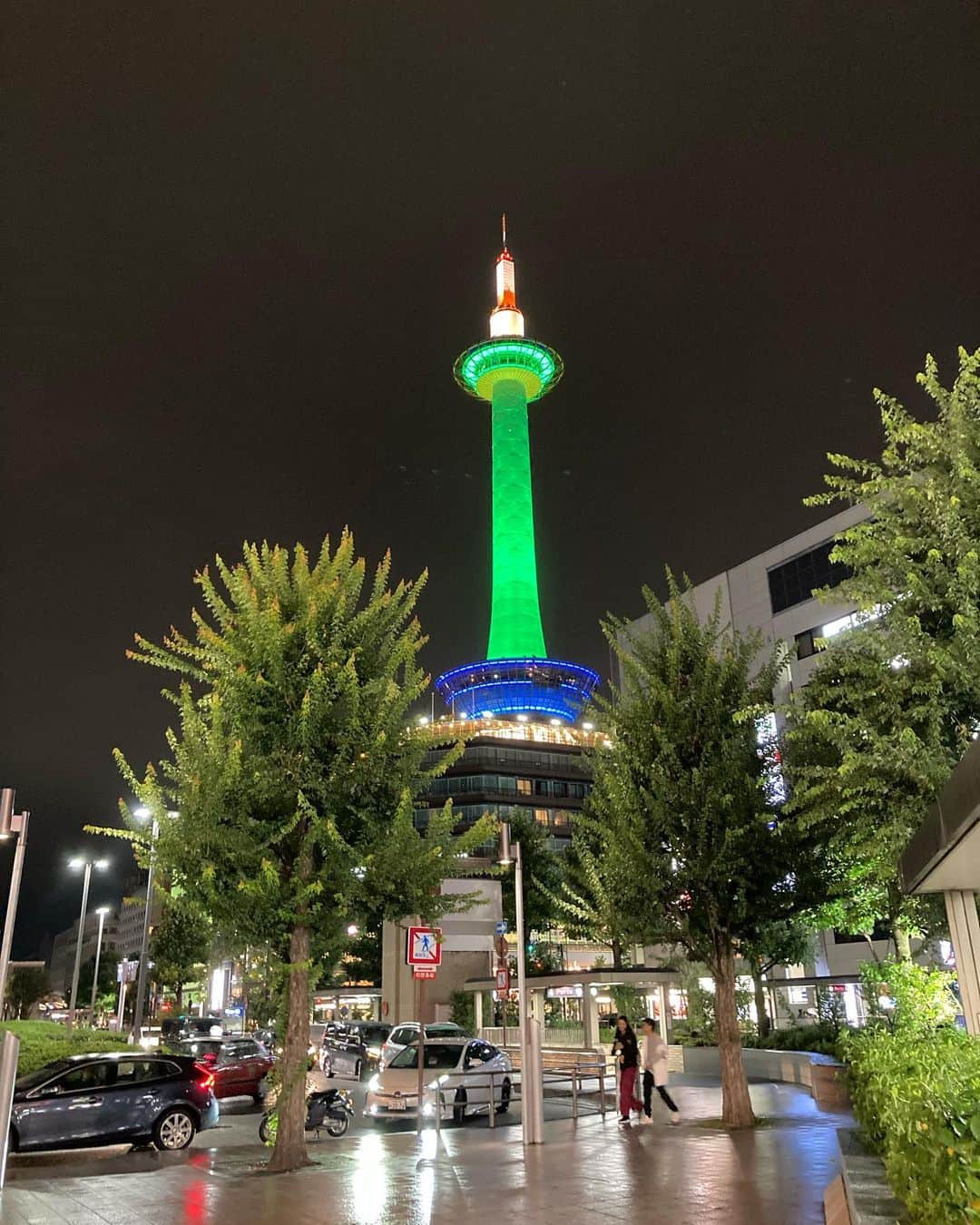 畑中葉子のインスタグラム：「京都タワー♡  よく歩いた旅行でした。 時間と気力はあっても、体力には限界がありました。 年齢と共に旅の仕方も変わりますね。  息子との二人旅は、息子が大学生のときのオーランド・フロリダ以来。  #京都タワー  #ライトアップ  #二人旅  #京都 #kyoto  #trip  #kyototower」
