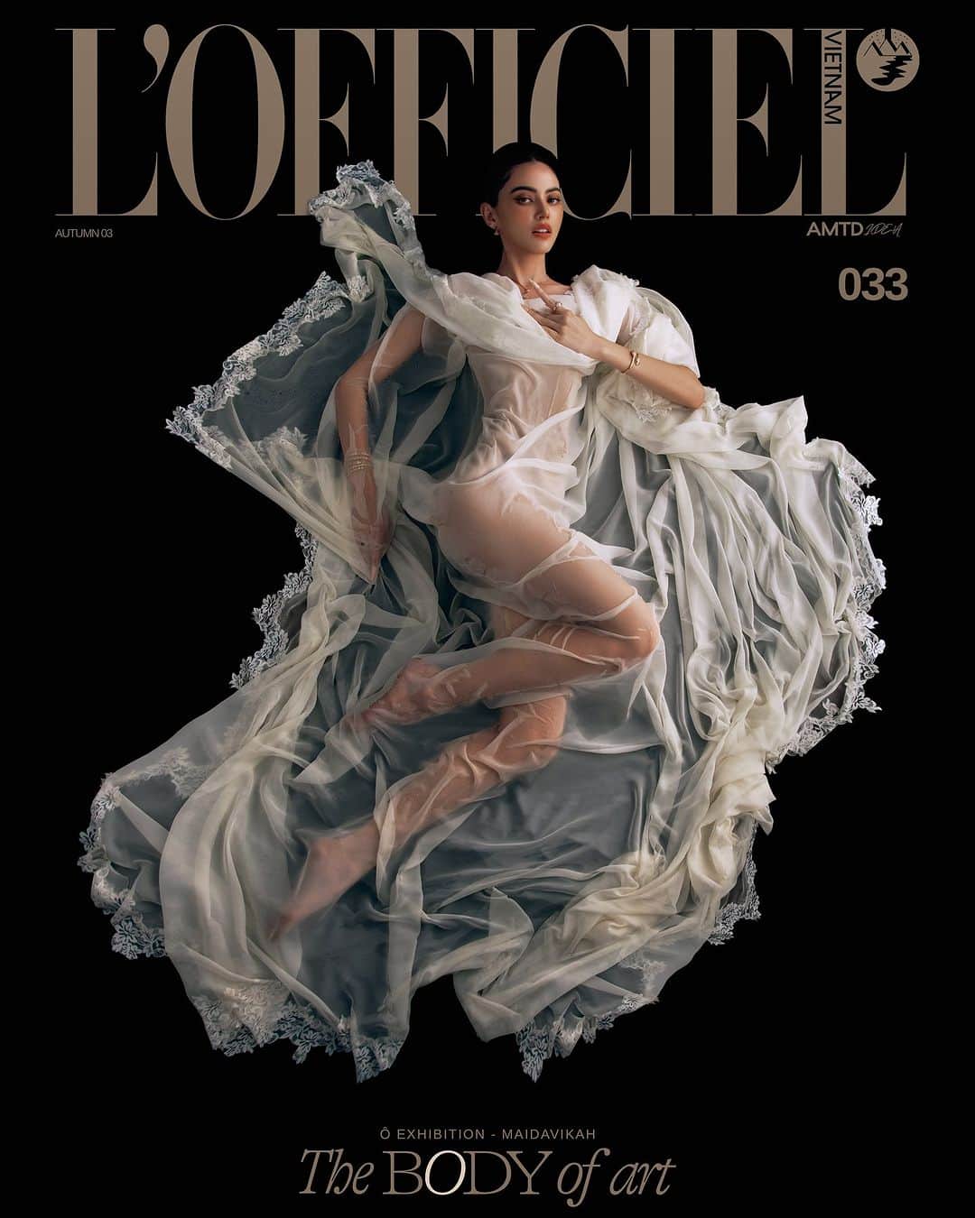 マイ・ダーウィカーのインスタグラム：「L’OFFICIEL CÔNG BỐ ĐẠI SỨ ĐẦU TIÊN CỦA Ô BY L’OFFICIEL THE BODY OF ART & GƯƠNG MẶT TRANG BÌA: MAI DAVIKA  Trong thế giới nơi mà các chuẩn mực xã hội và miệt thị ngoại hình vẫn còn là ác mộng, một số cá nhân đã đứng lên để thách thức những quan điểm độc hại và lỗi thời đó. Nếu khái niệm về vẻ đẹp của cơ thể từ lâu đã trở thành nguyên lý trung tâm của lịch sử nghệ thuật thì tại đây, chúng tôi mong muốn xóa mờ đi ranh giới giữa xấu và đẹp, đối chất với người xem về vẻ đẹp hiện hữu ngay cả trong những cơ thể không hoàn hảo. Đến với chủ đề ấn phẩm số tháng 10, nằm trong chiến dịch “Ô 2023” với chủ đề #ÔTheBodyOfArt, đội ngũ L’OFFICIEL Vietnam mong muốn mang đến chủ đề mở về những hình thể của nghệ thuật mà ắt hẳn, trong thâm tâm mỗi người đều sẽ nảy sinh một ý niệm riêng.   “Beauty is a state of mind” _ diễn viên Mai Davika, một trong năm đại sứ của Ô 2023 by L’OFFICIEL Vietnam, đã luôn là một nhân vật truyền cảm hứng nhờ niềm đam mê diễn xuất và những quan điểm tích cực về cơ thể. Thông qua việc xuất hiện trên trang bìa ấn phẩm chủ đề THE BODY OF ART, chúng tôi hy vọng sẽ tạo ra các điểm tham chiếu mới, thông qua những cuộc trò chuyện thân mật cùng Mai Davika, đồng thời, khắc họa tự nhiên về hình hài lẫn tâm hồn trong một bản thể được mệnh danh là “nữ thần sắc đẹp”.  CREDIT: Creative Director: @alexfox_alexfox Managing Editor: @hai_yen_ho  Art Director: @edtb_ Marketing Manager: @luciakyy  Photographer: @tringhia_nemotion  Videography: @ho.vietquan & team Video Content Creator: @tiodyo_ @janehello__ @umwxn Project Management: @sydnxyph Communication: @quoc.ngn Producer: @maybemaxmaybenot Editor: @hangaa_ Mai Davika's Manager: @nampraw  Make Up Artist: @gemsstone  Hair Stylist: @noppasitt.vote  Stylist: @phambaoluan Make Up Assistant: Lam Minh Quan, Thư Vani Styling Assistant: Linh Linh, Minh Bảo Production Assistant: @trahkiet_ , @glassyskyyy  Accessories: @bulgari  Set Design: @ninanguyen_setdesign  ____ Order ấn phẩm tại link trên bio.  Thông tin chi tiết hoặc liên hệ hợp tác: info@lofficielvietnam.com  #LOFFICIELVietnam ##ObyLOFFICIEL #ÔTheBodyOfArt #LOFFICIEL100 #MaiDavika #Davikah」