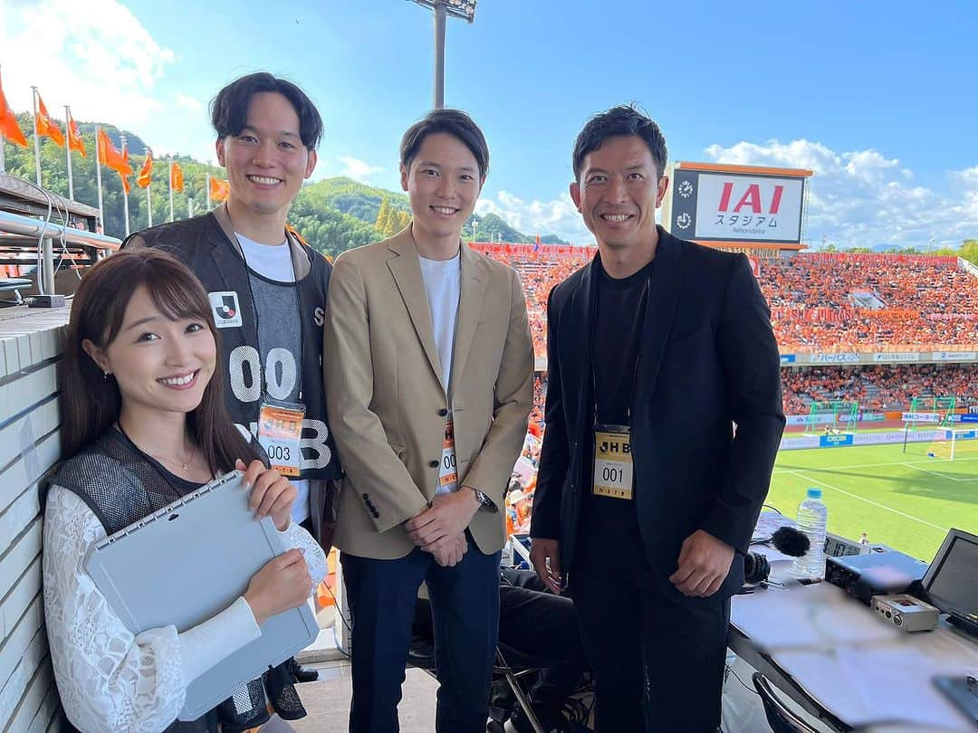 岩本恵美加のインスタグラム：「𓇠  J2リーグ 第38節 #清水エスパルス vs #ジュビロ磐田  #DAZN 実況： #松下翔太郎 アナ 解説： #太田吉彰 さん リポーター： #瀬﨑一耀 さん  の元、勉強させていただきました📖 ちゃっかり写真もご一緒させていただきまして… ありがとうございました！  　　 54回目となる #静岡ダービー ！ ダービーならではの独特な緊張感と高揚感 両チームのコレオや迫力ある応援に 仕事で来てるのにソワソワしっぱなし((( °ω° )))  伝統ある一戦に重みを感じました。 55回目がJ1の舞台で見られることを願って😌  　　  #えみかのサッカー観戦記  ﹊ ﹊ ﹊ ﹊ ﹊ ﹊ ﹊ ﹊ ﹊ ﹊ ﹊ ﹊­­ ﹊ ﹊ ﹊ ﹊­­ #jleague #jリーグ #サッカー観戦 #静岡三国決戦」