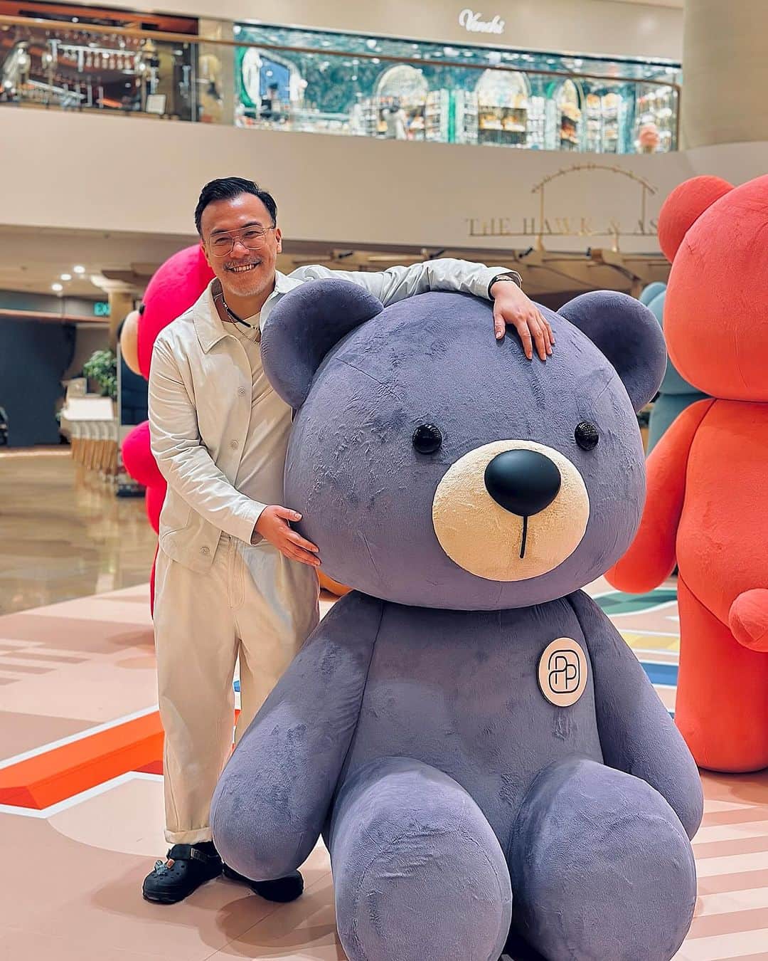 JJ.Acunaさんのインスタグラム写真 - (JJ.AcunaInstagram)「I'm feeling 'Beary-Beary' good, thanks! Life sometimes presents challenges, but it's amazing how Care Bears appear out of nowhere to brighten things up. If you've been following my stories, you've probably noticed these bears popping up wherever I go. I'm all about embracing whatever brings #Joy into my life! 🌈 #livingmycarebearfantasy #lifeofjj」10月10日 14時27分 - jj.acuna