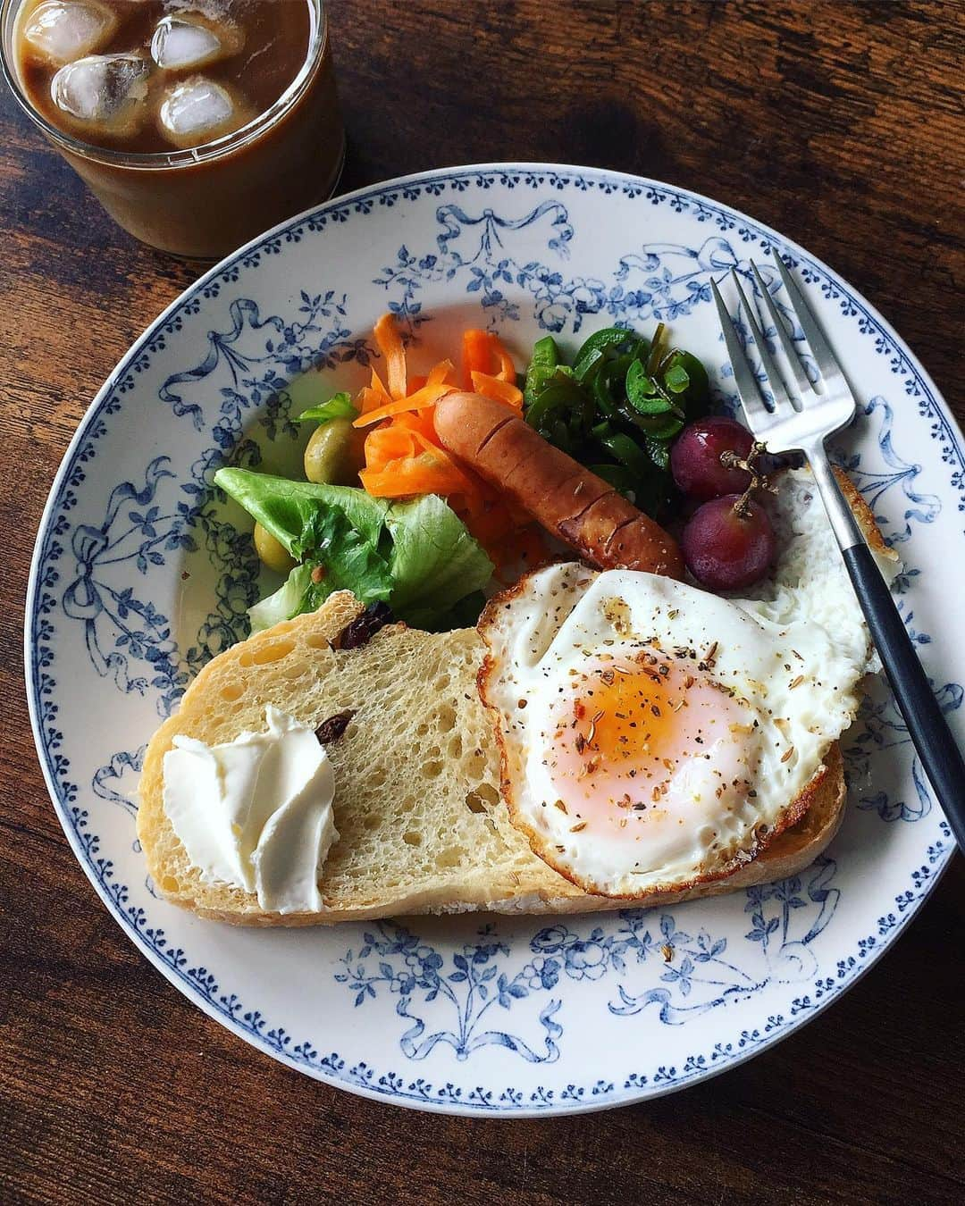 めぐのインスタグラム：「10月10日𝚃𝚞𝚎. 今日のお昼ご飯𖠚𓈒𓏸 昨日焼いたレーズンカンパと 色々プレート𓌉◯𓇋 今日は娘のお芋掘りのお手伝いに 行ったり‎𓂃 𓈒𓏸 雨降る前に行けて良かった！ 顔中土だらけでみんな可愛くて一生懸命 掘ってたなぁ⺣̤̬‪‪❤︎‬  母もお腹すいてモリモリ詰め込みました✌︎」