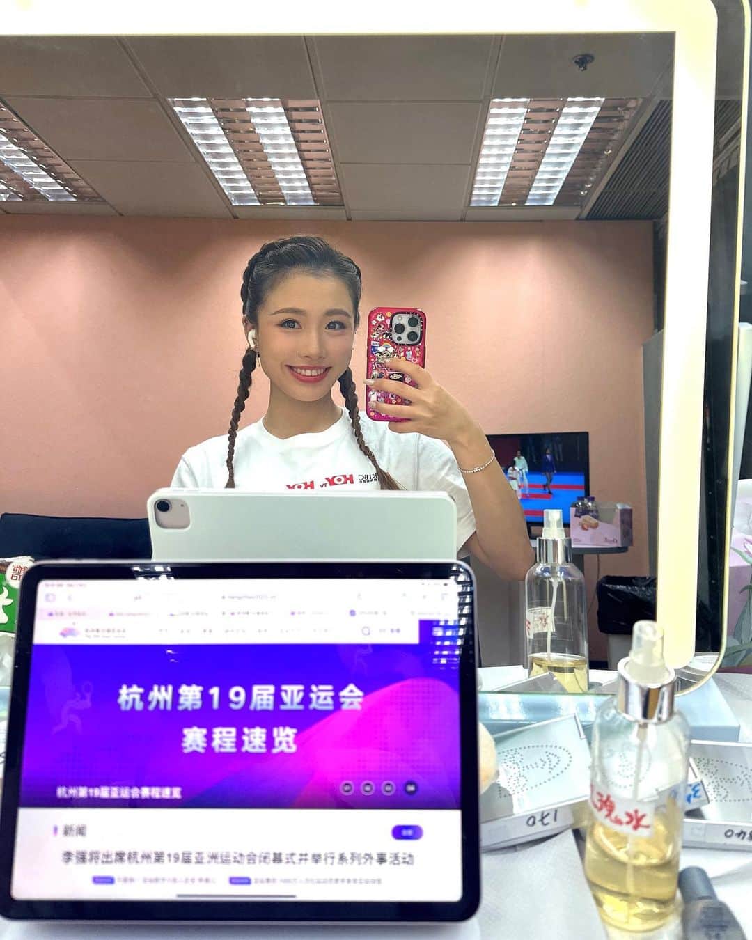 のインスタグラム：「#ASIANGAMES 🎤今次做亞運主持學到好多～ 有唔同運動我都係第一次接觸，好慶幸可以同各位專業評述同其他主持帶領下，好快就搵到節奏。做LIVE見證住好幾次獎牌時刻，令我諗返起好多之前感動嘅比賽回憶🥹 呢次介紹咗好多新興運動項目，例如霹靂舞，滑板，電競等… 真係好精彩！藉住今次機會，好想鼓勵多啲年青人去嘗試💪🏻 再次感謝今次台前幕後的同事們~ a very special two weeks!  GO TEAM 🇭🇰💪🏻❤️ #香港運動員加油 @hk.hoy」